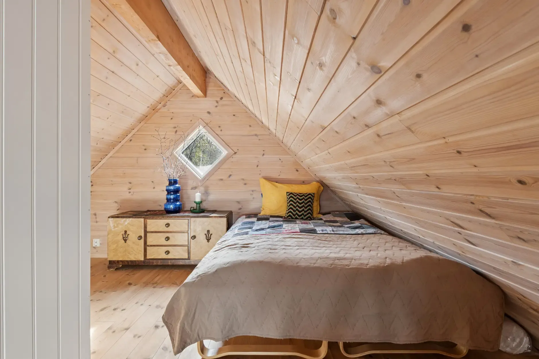 Modern Waterfront Cabin with Private Jetty in Bømlo, Norway - View image 19 of 33