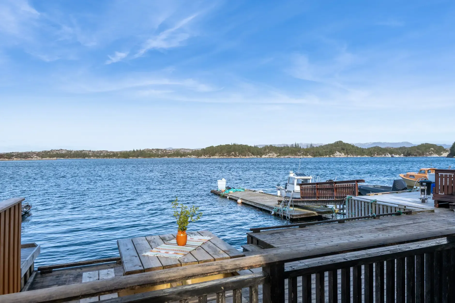 Modern Waterfront Cabin with Private Jetty in Bømlo, Norway - View image 26 of 33