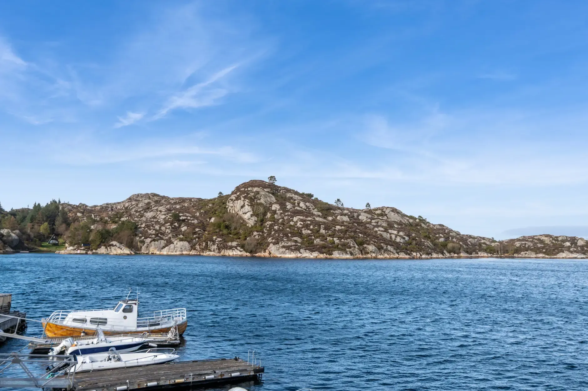 Modern Waterfront Cabin with Private Jetty in Bømlo, Norway - View image 28 of 33