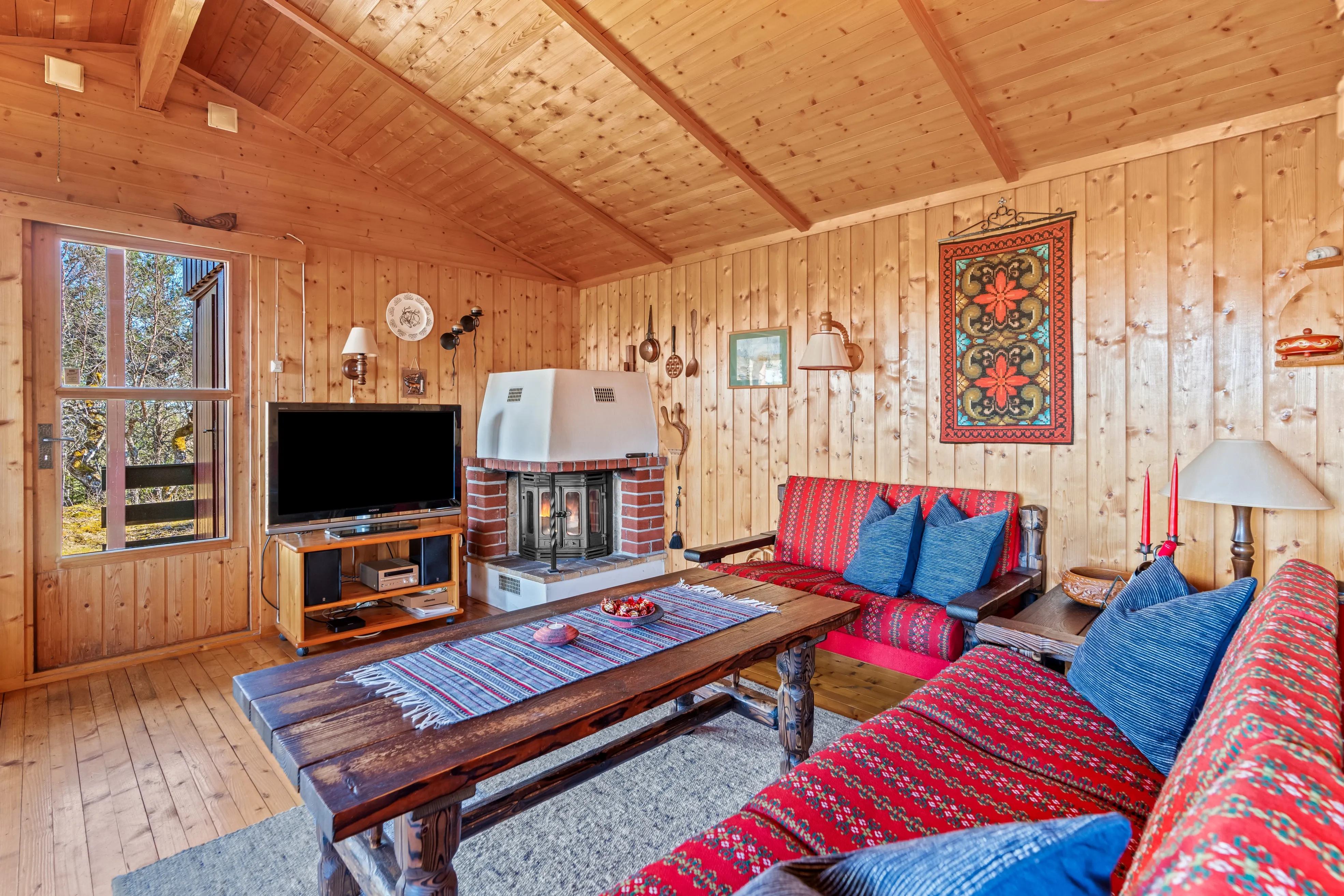 1970s Norwegian Cabin with Expansive Land and Sunlit Terrace - Image 4