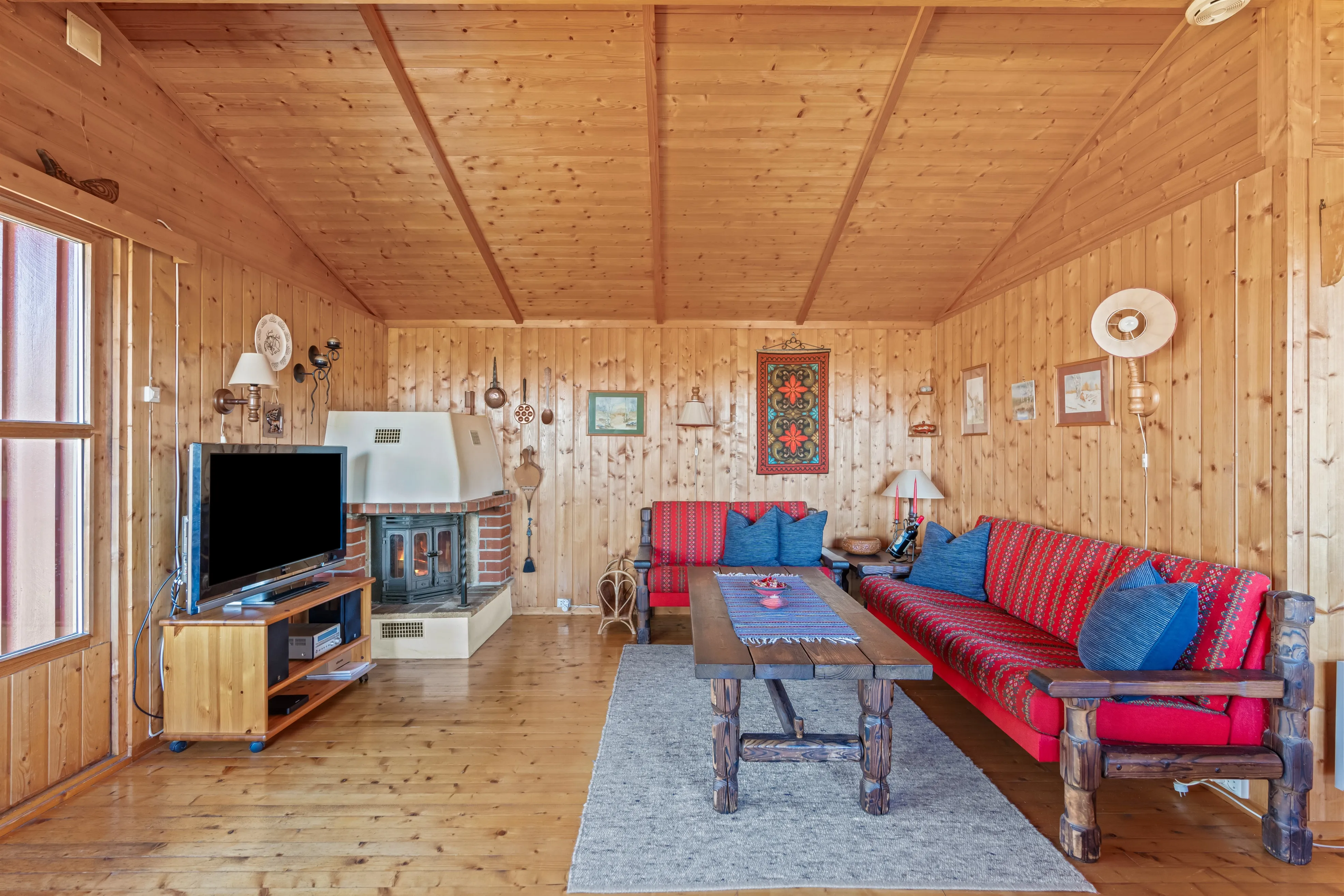 1970s Norwegian Cabin with Expansive Land and Sunlit Terrace - Image 5