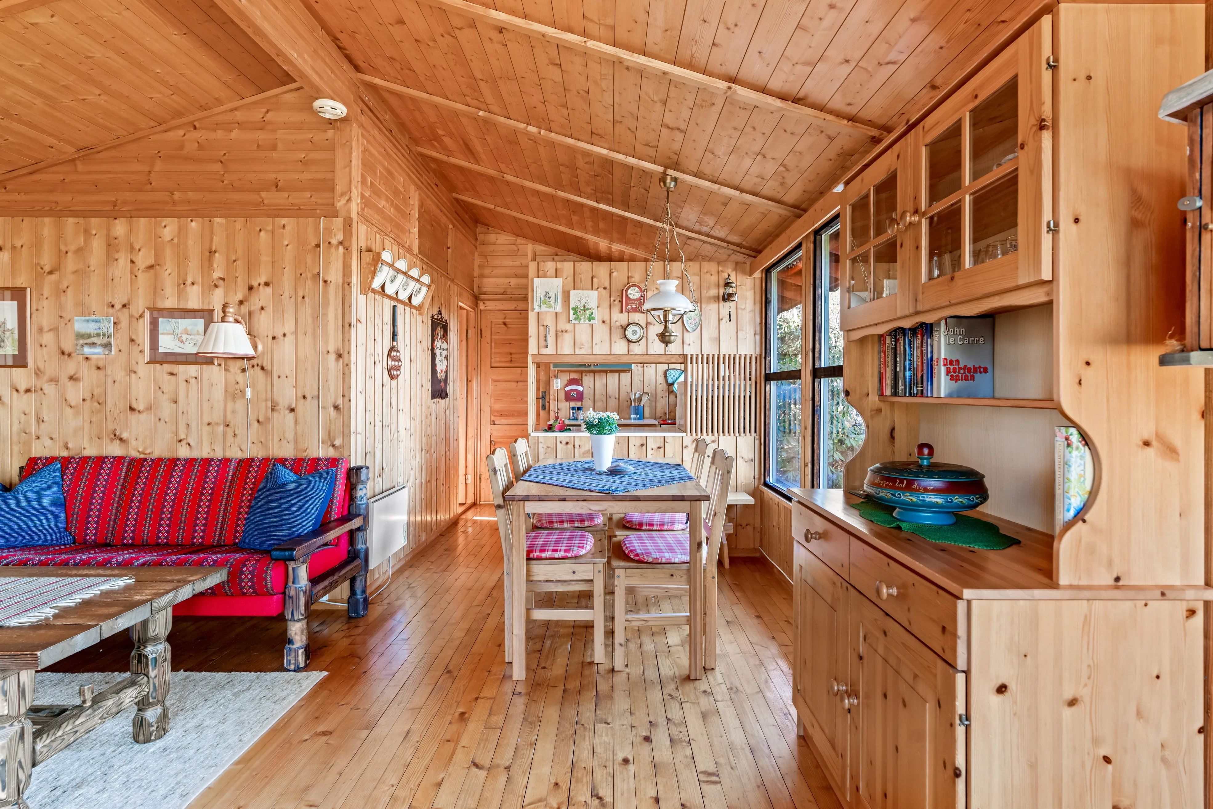 1970s Norwegian Cabin with Expansive Land and Sunlit Terrace - View image 6 of 38