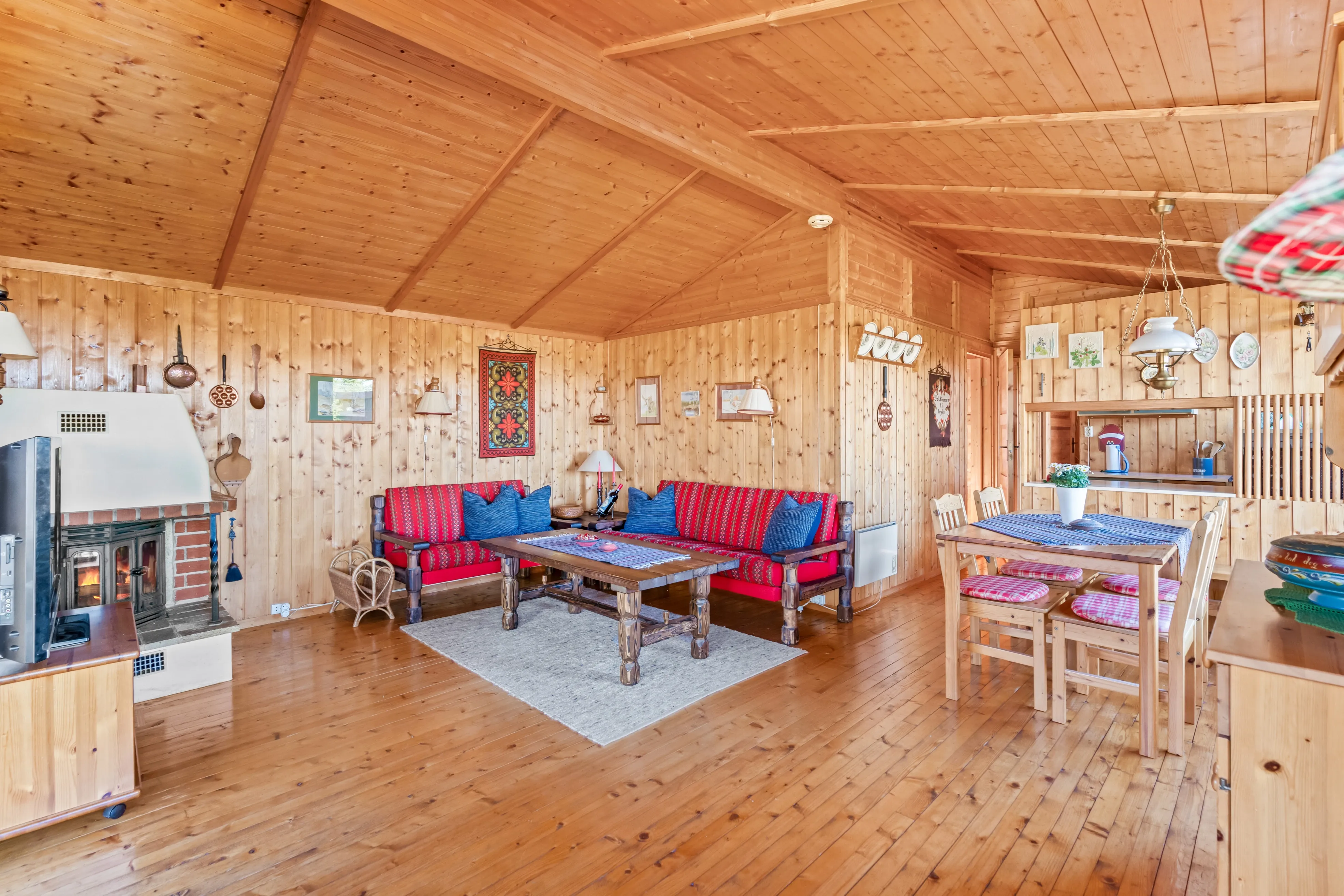 1970s Norwegian Cabin with Expansive Land and Sunlit Terrace - View image 7 of 38