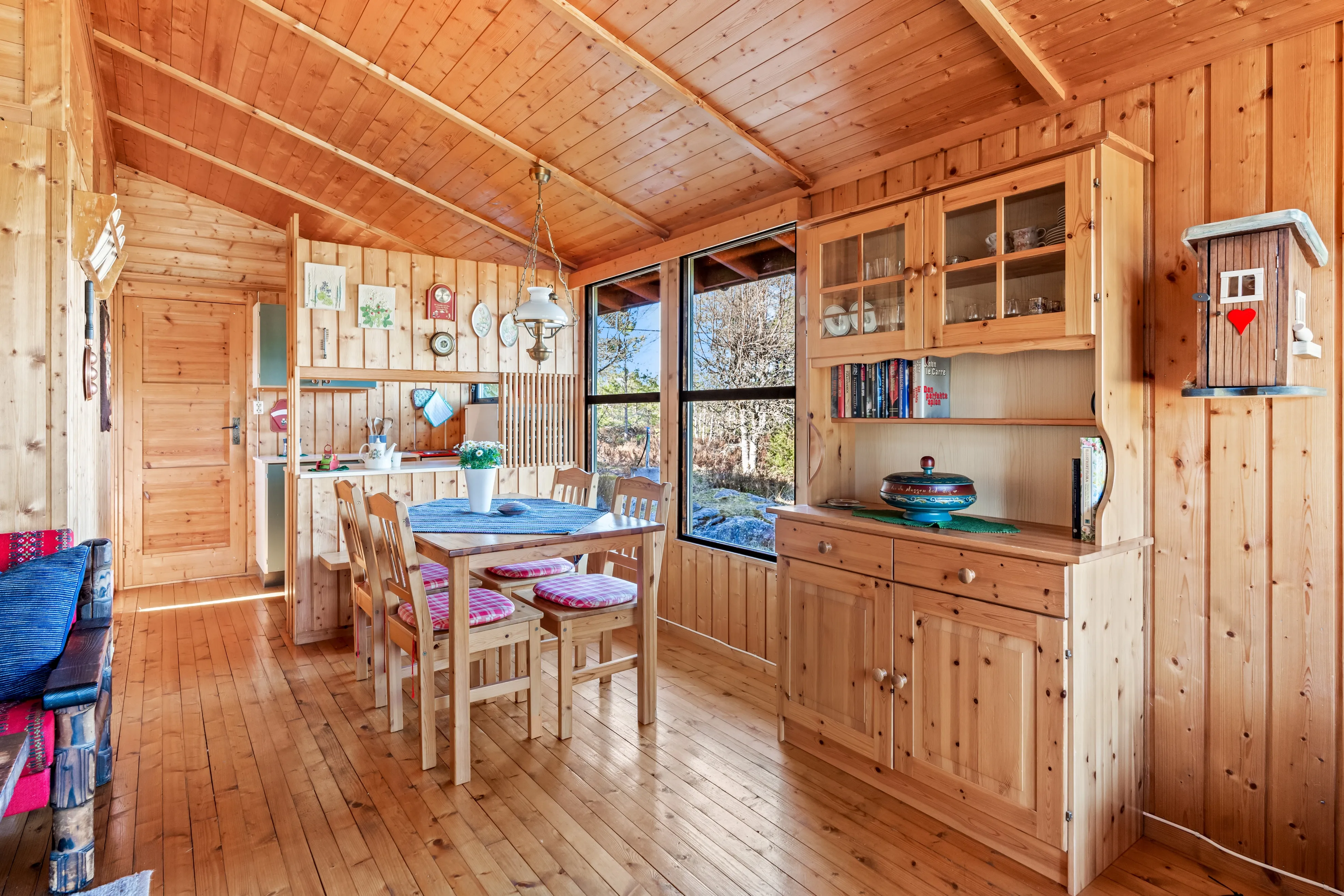 1970s Norwegian Cabin with Expansive Land and Sunlit Terrace - View image 9 of 38