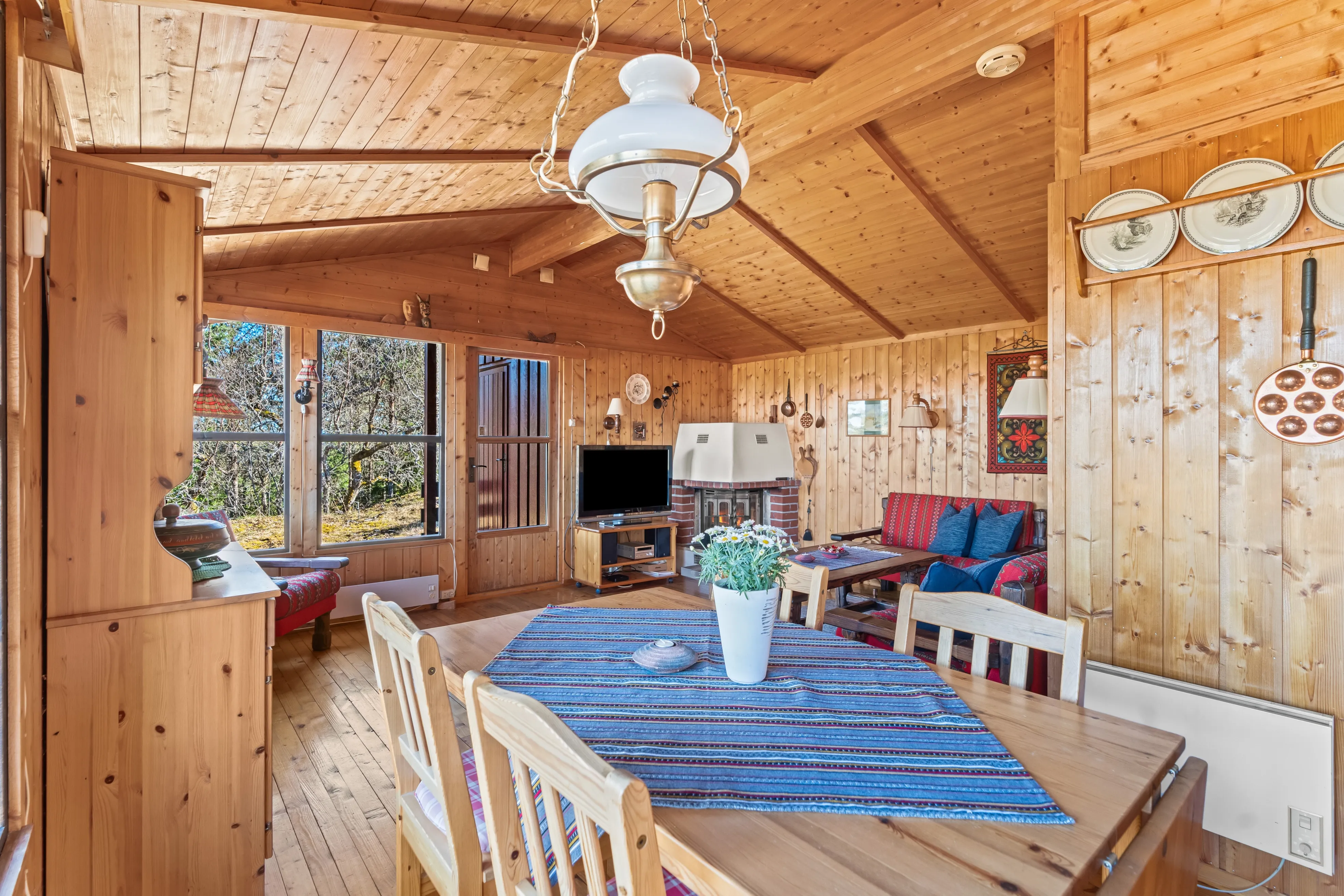 1970s Norwegian Cabin with Expansive Land and Sunlit Terrace - View image 10 of 38