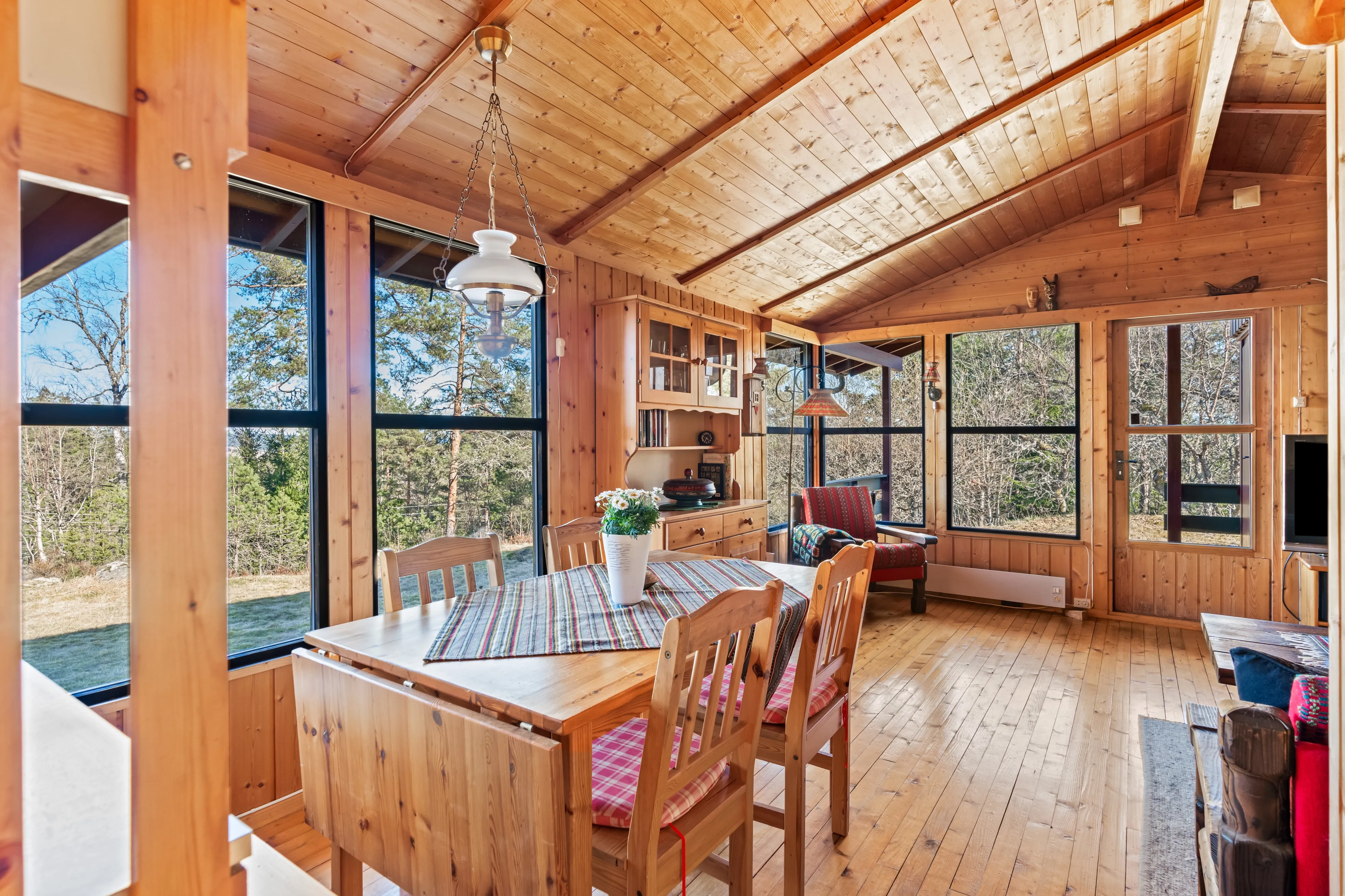 1970s Norwegian Cabin with Expansive Land and Sunlit Terrace - View image 11 of 38