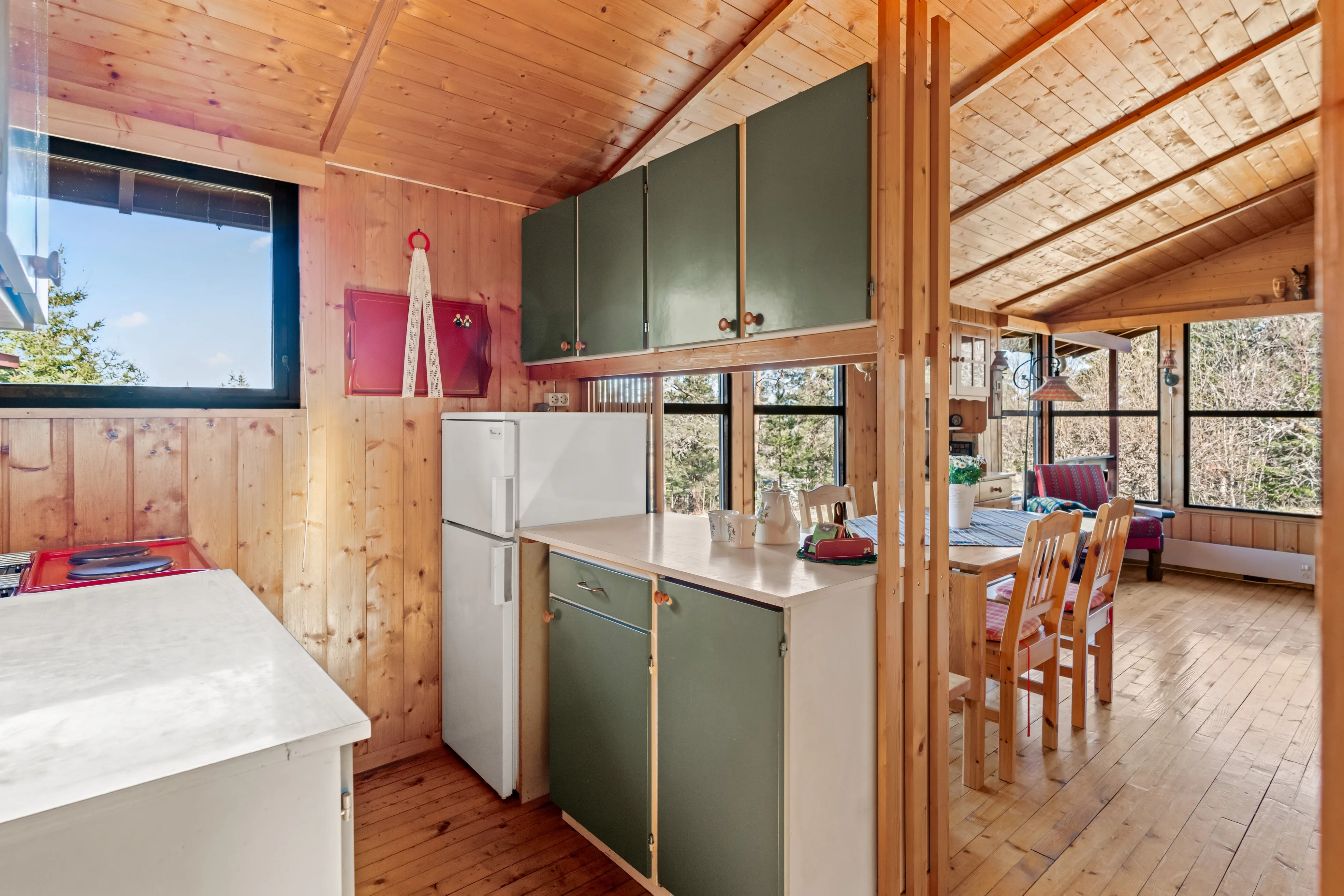 1970s Norwegian Cabin with Expansive Land and Sunlit Terrace - View image 12 of 38