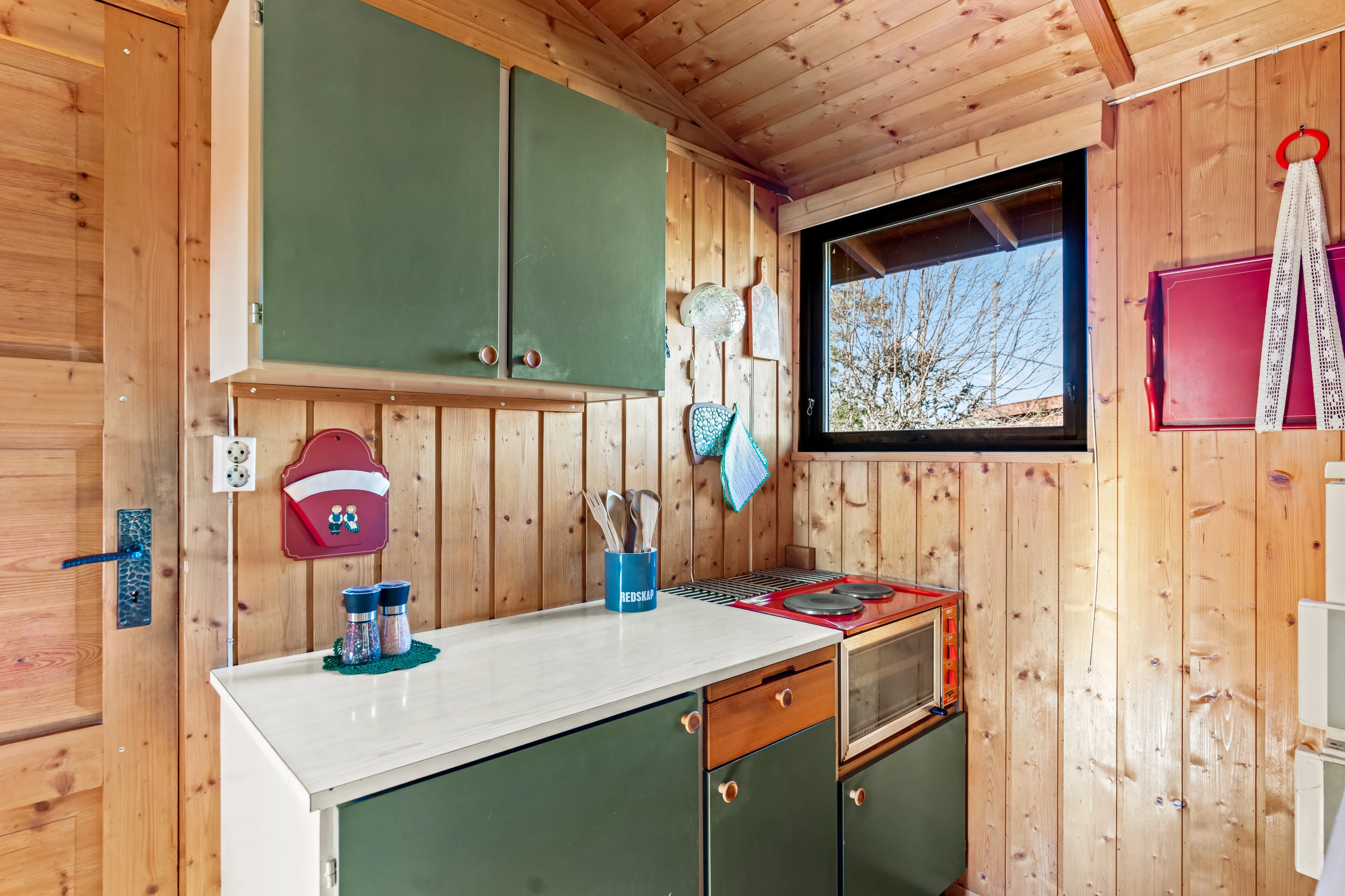 1970s Norwegian Cabin with Expansive Land and Sunlit Terrace - View image 15 of 38