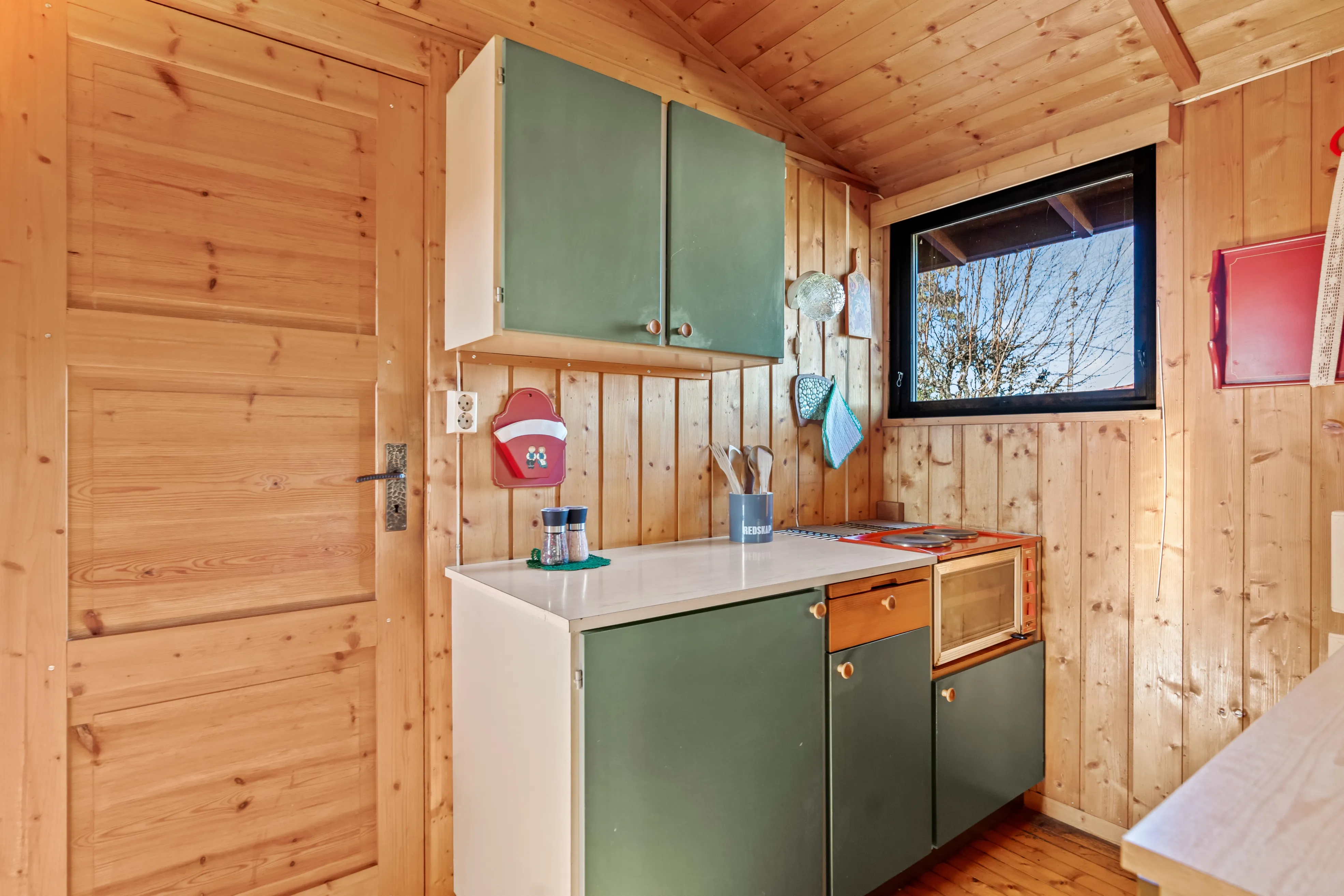 1970s Norwegian Cabin with Expansive Land and Sunlit Terrace - View image 16 of 38