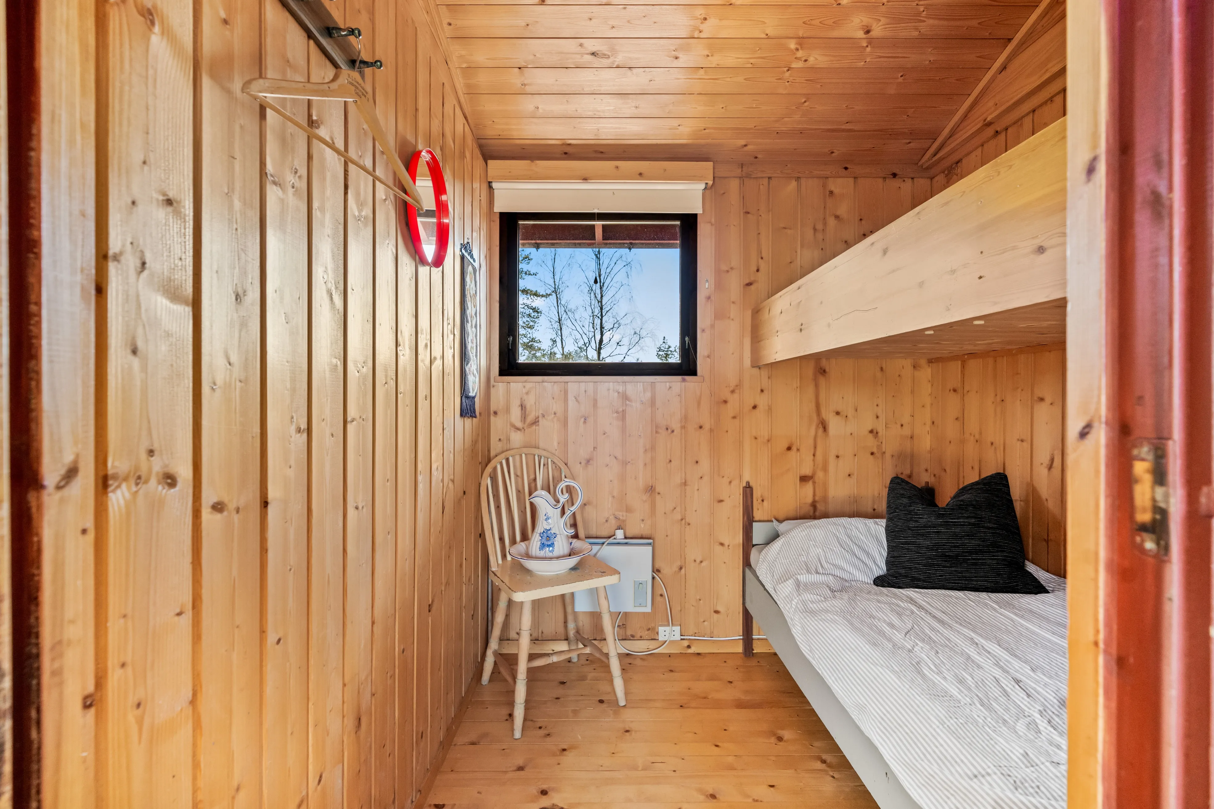 1970s Norwegian Cabin with Expansive Land and Sunlit Terrace - View image 19 of 38