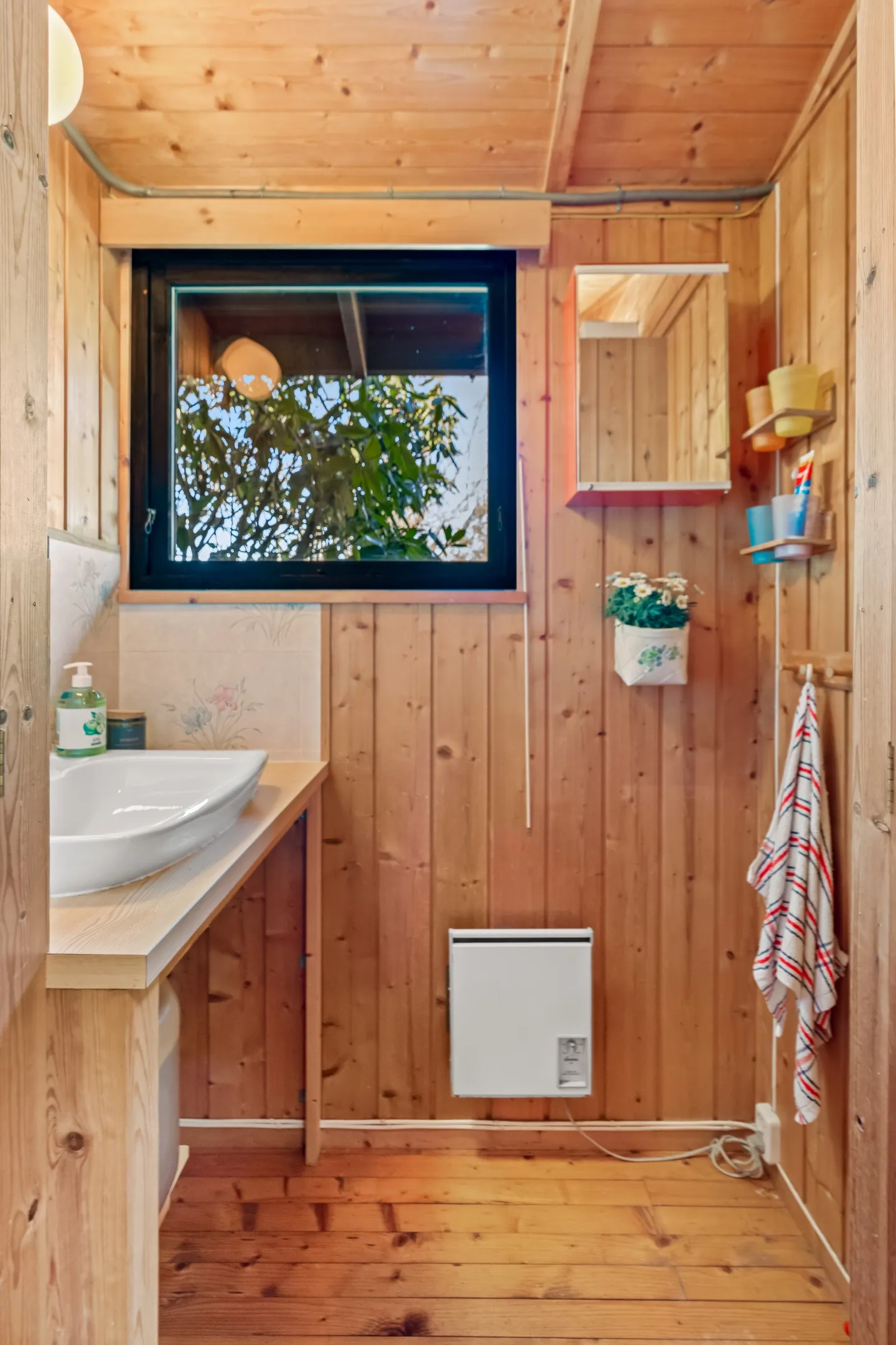 1970s Norwegian Cabin with Expansive Land and Sunlit Terrace - View image 23 of 38