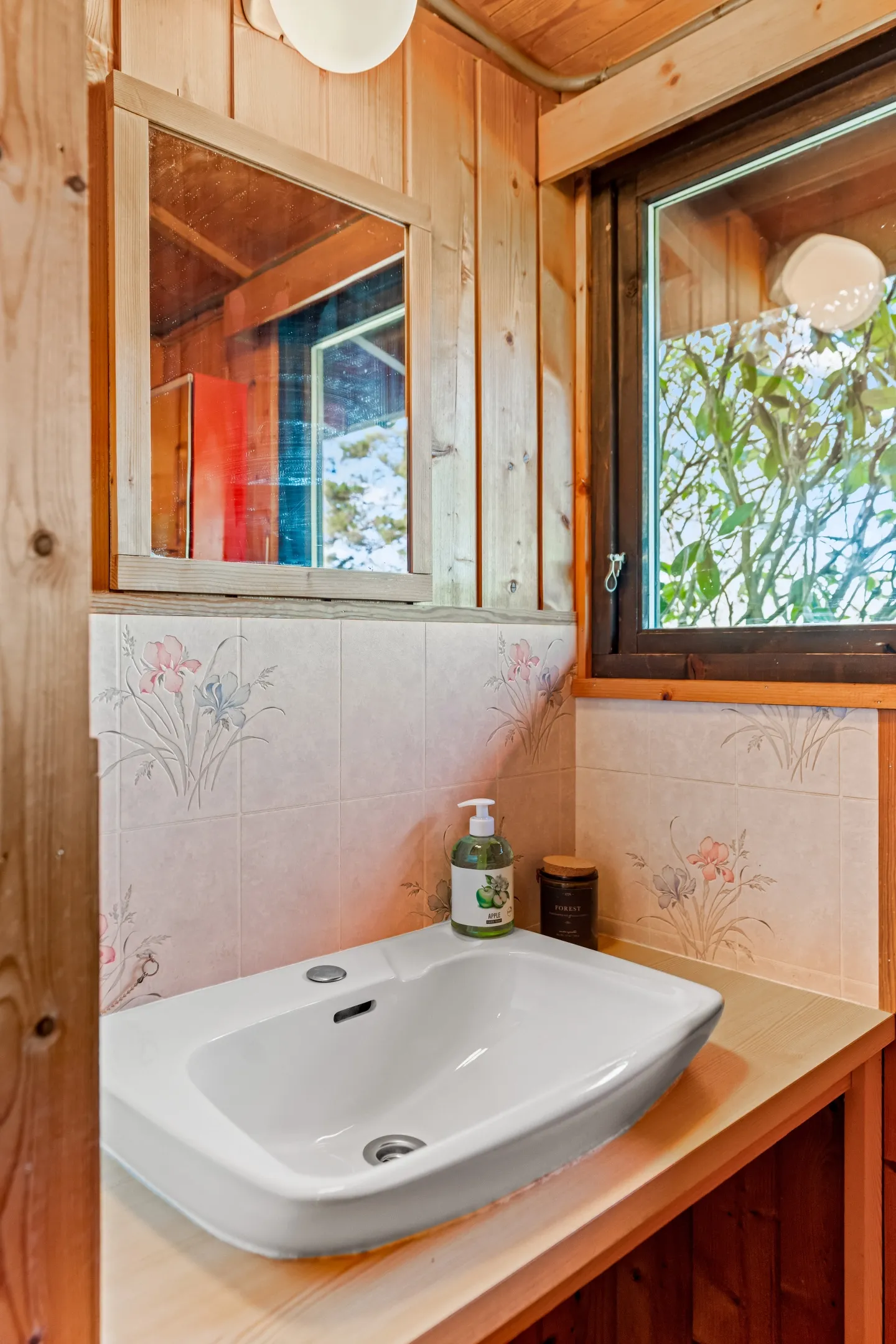 1970s Norwegian Cabin with Expansive Land and Sunlit Terrace - View image 24 of 38