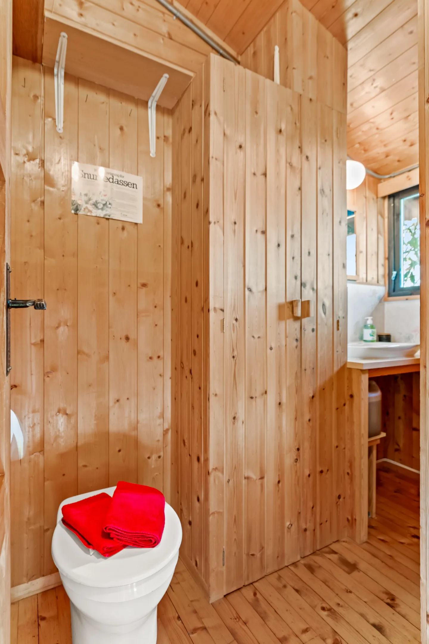 1970s Norwegian Cabin with Expansive Land and Sunlit Terrace - View image 25 of 38