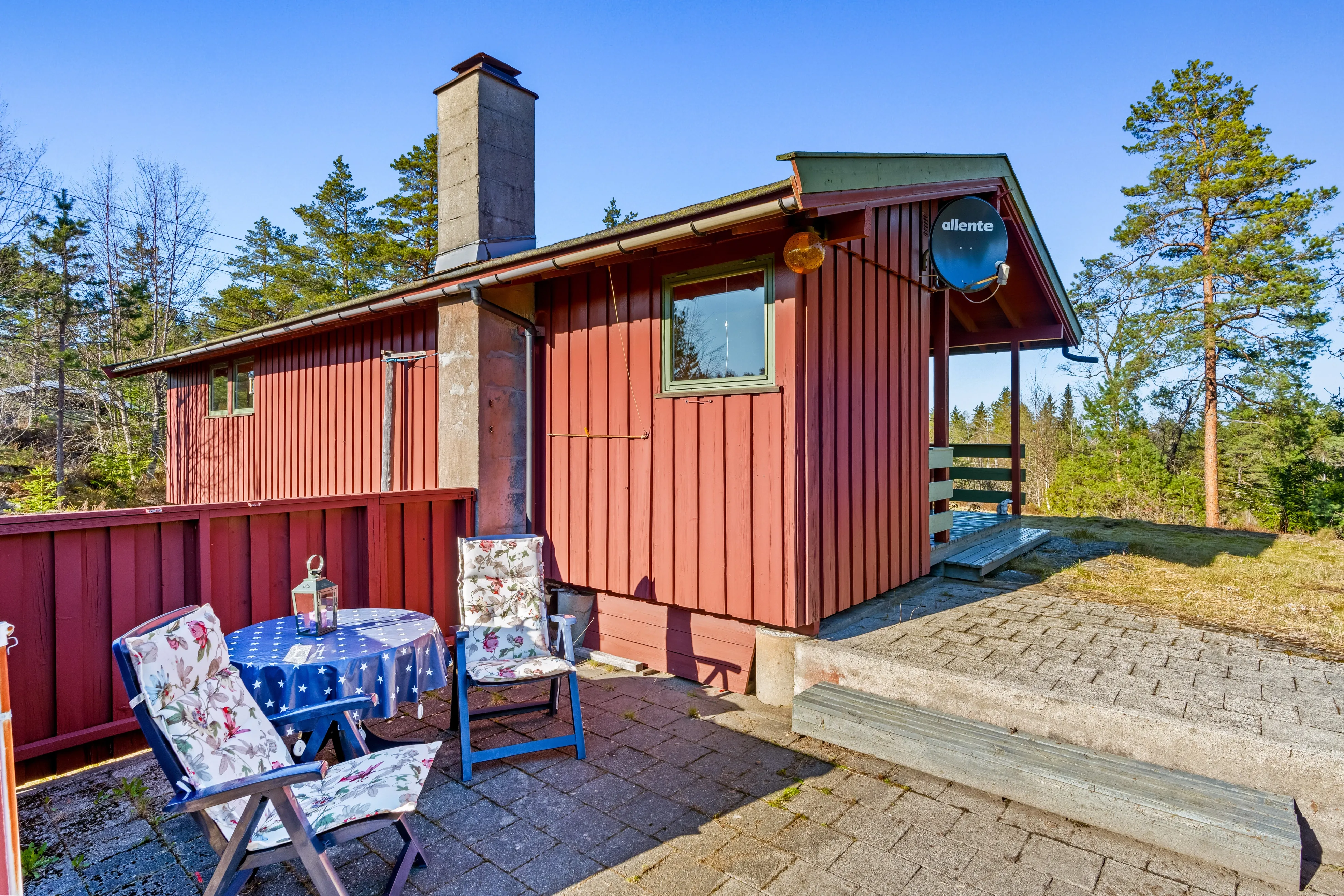 1970s Norwegian Cabin with Expansive Land and Sunlit Terrace - View image 30 of 38