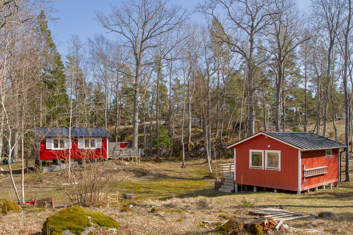 Swedish Island Retreat: 2-Bedroom Country House with Expansive Garden - Image 1