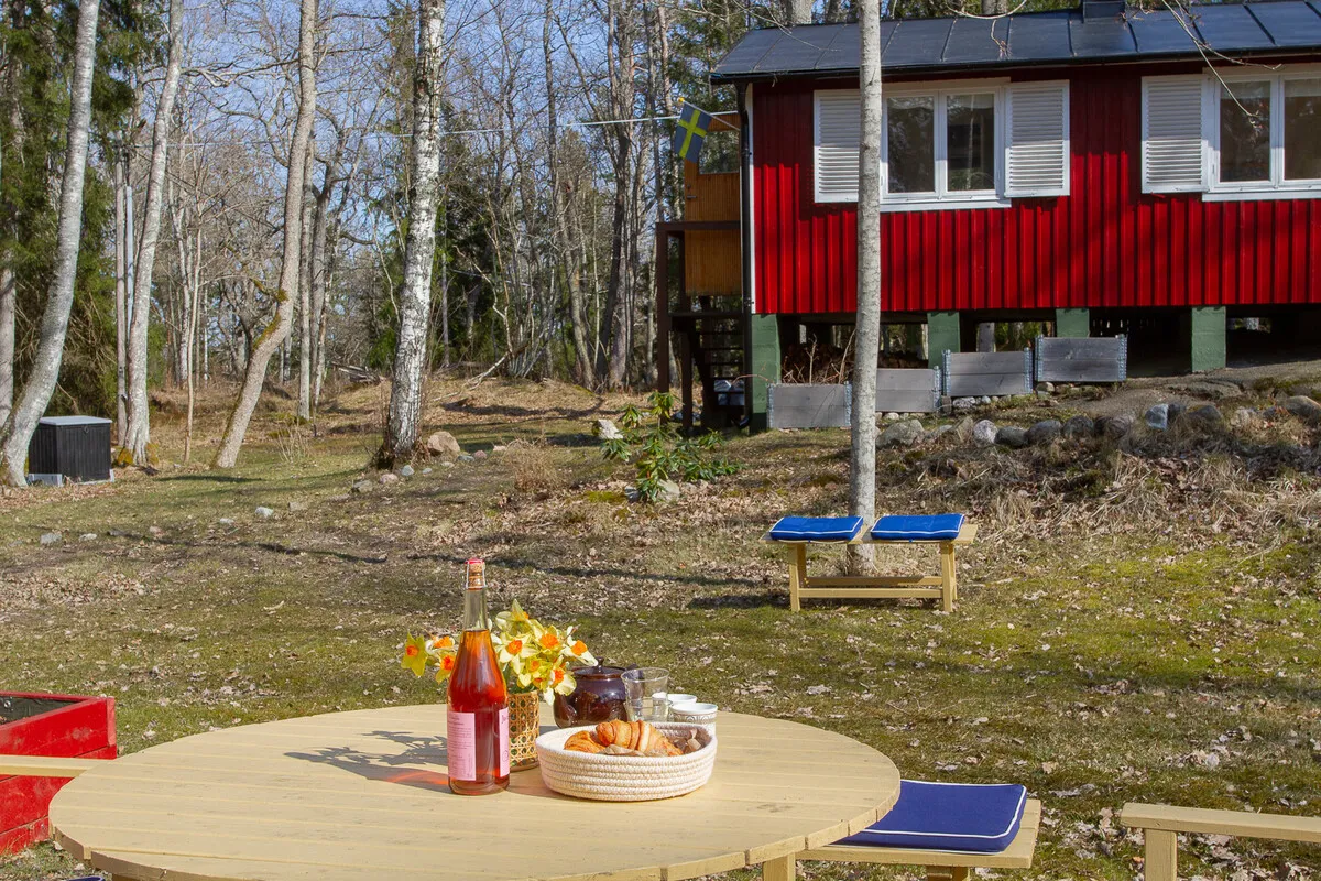 Swedish Island Retreat: 2-Bedroom Country House with Expansive Garden - Image 3