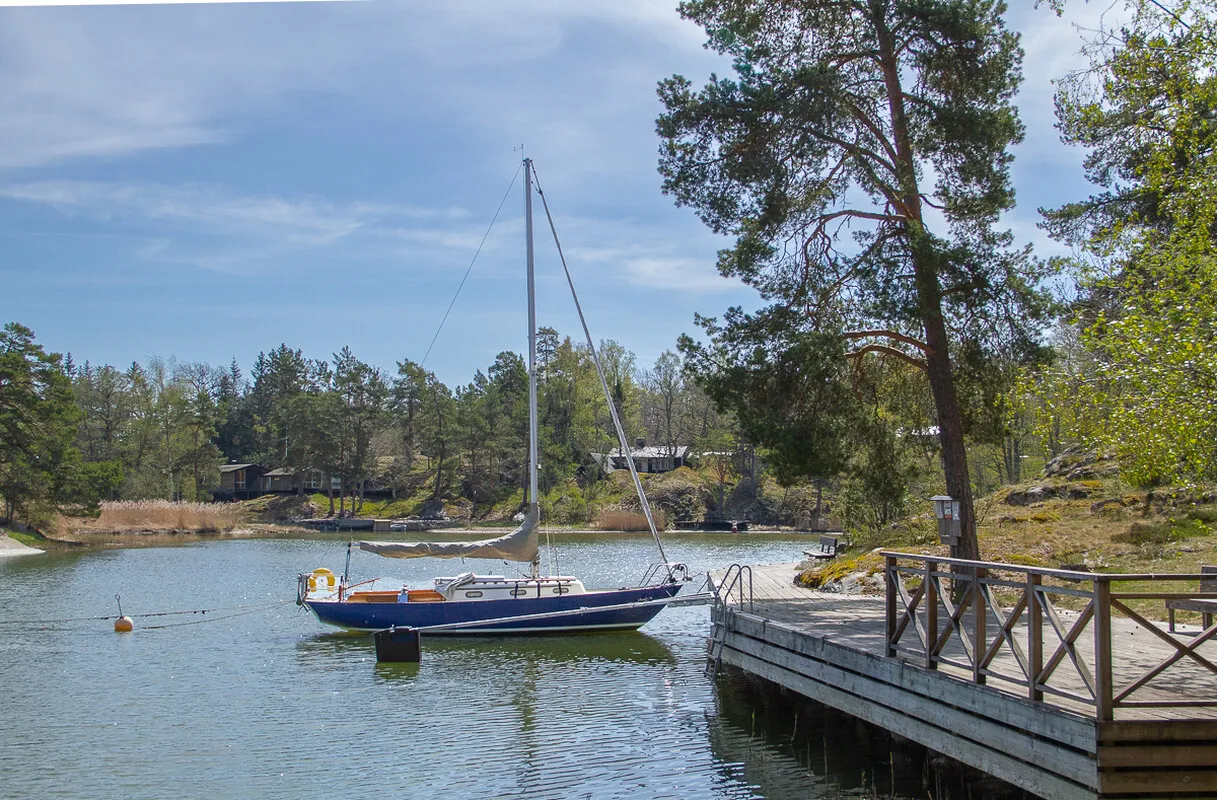 Swedish Island Retreat: 2-Bedroom Country House with Expansive Garden - Image 4