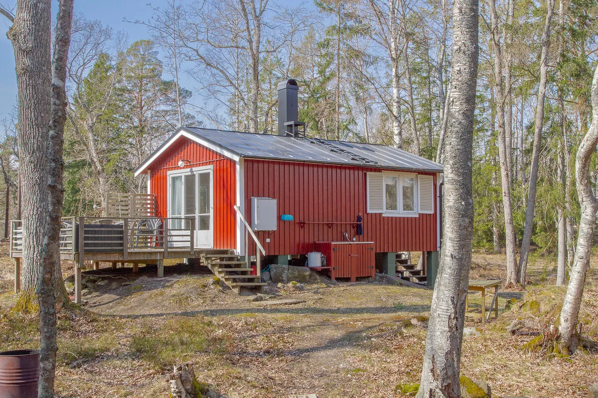 Swedish Island Retreat: 2-Bedroom Country House with Expansive Garden - Image 5