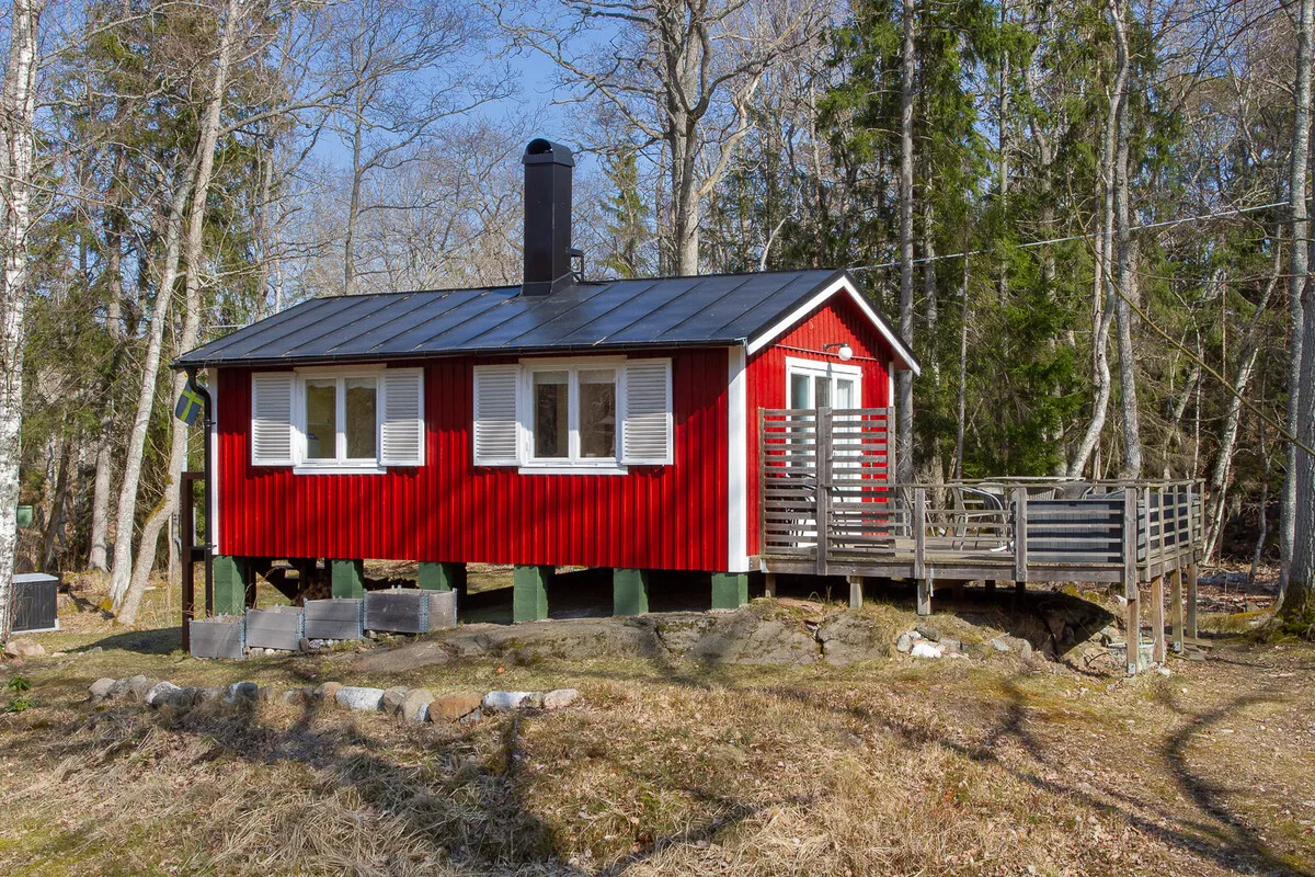 Swedish Island Retreat: 2-Bedroom Country House with Expansive Garden - View image 7 of 42