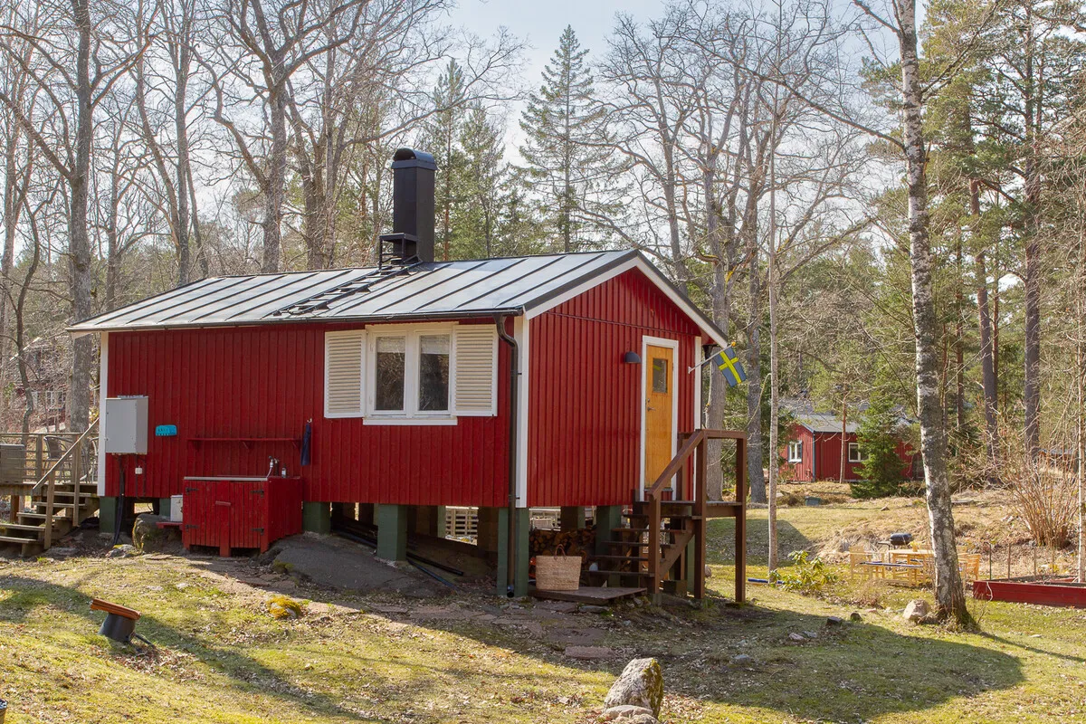 Swedish Island Retreat: 2-Bedroom Country House with Expansive Garden - View image 8 of 42