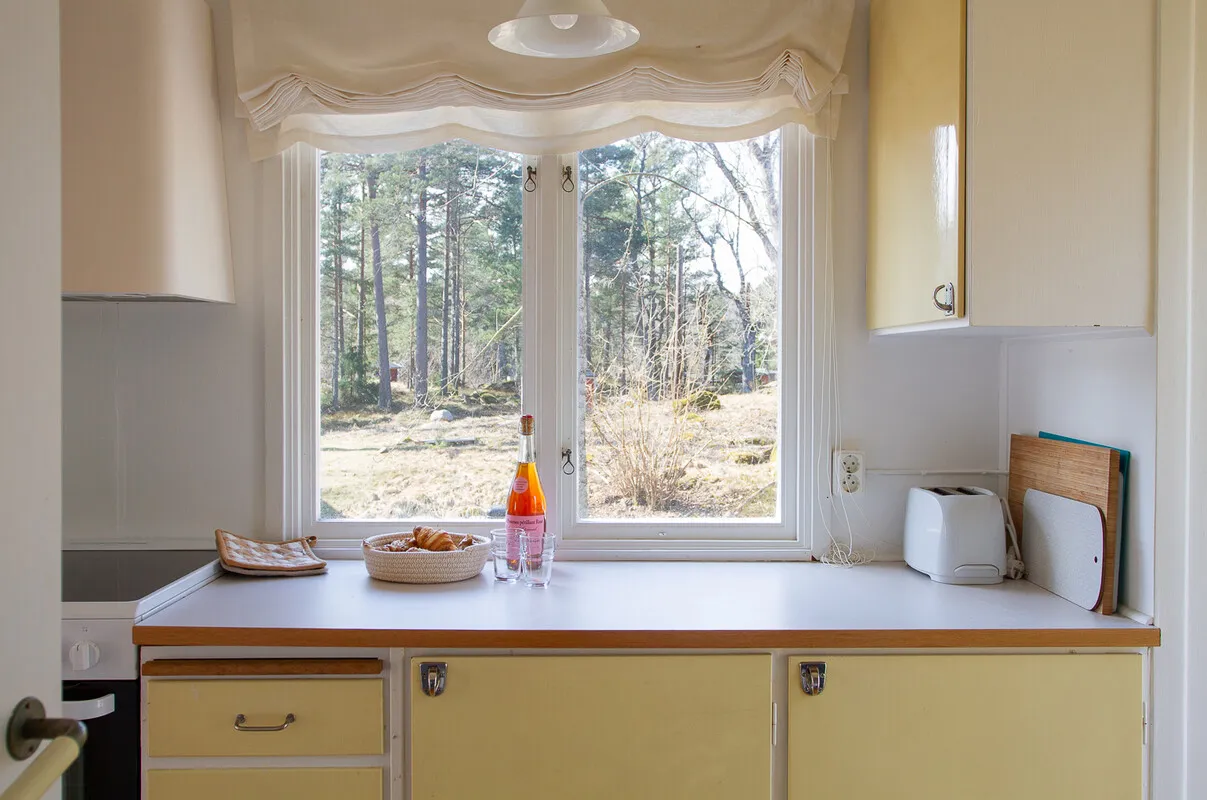 Swedish Island Retreat: 2-Bedroom Country House with Expansive Garden - View image 10 of 42