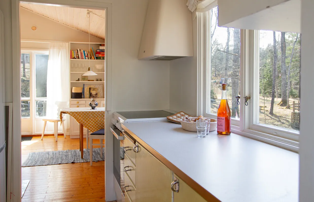 Swedish Island Retreat: 2-Bedroom Country House with Expansive Garden - View image 11 of 42