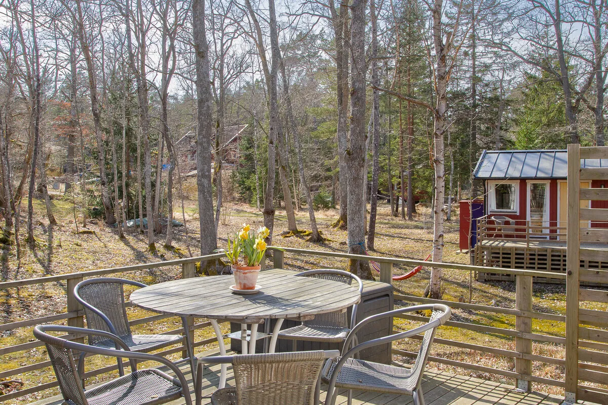 Swedish Island Retreat: 2-Bedroom Country House with Expansive Garden - View image 15 of 42