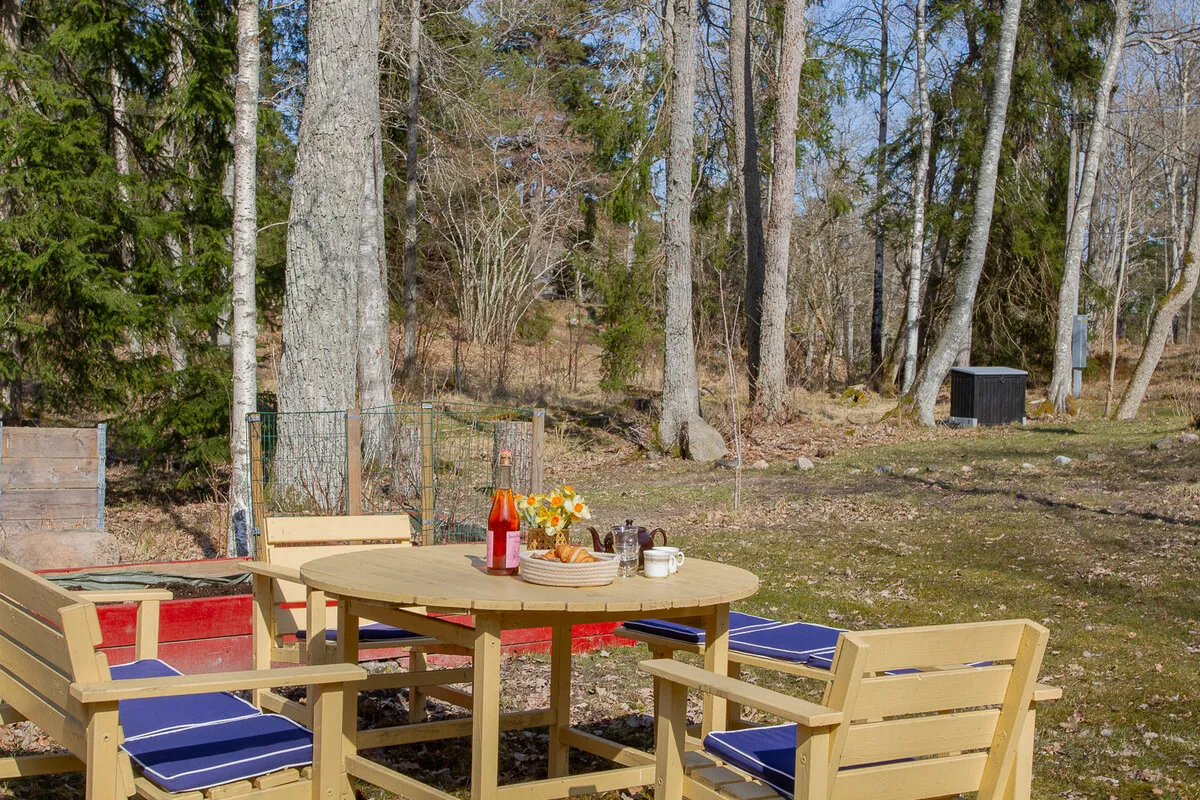 Swedish Island Retreat: 2-Bedroom Country House with Expansive Garden - View image 25 of 42