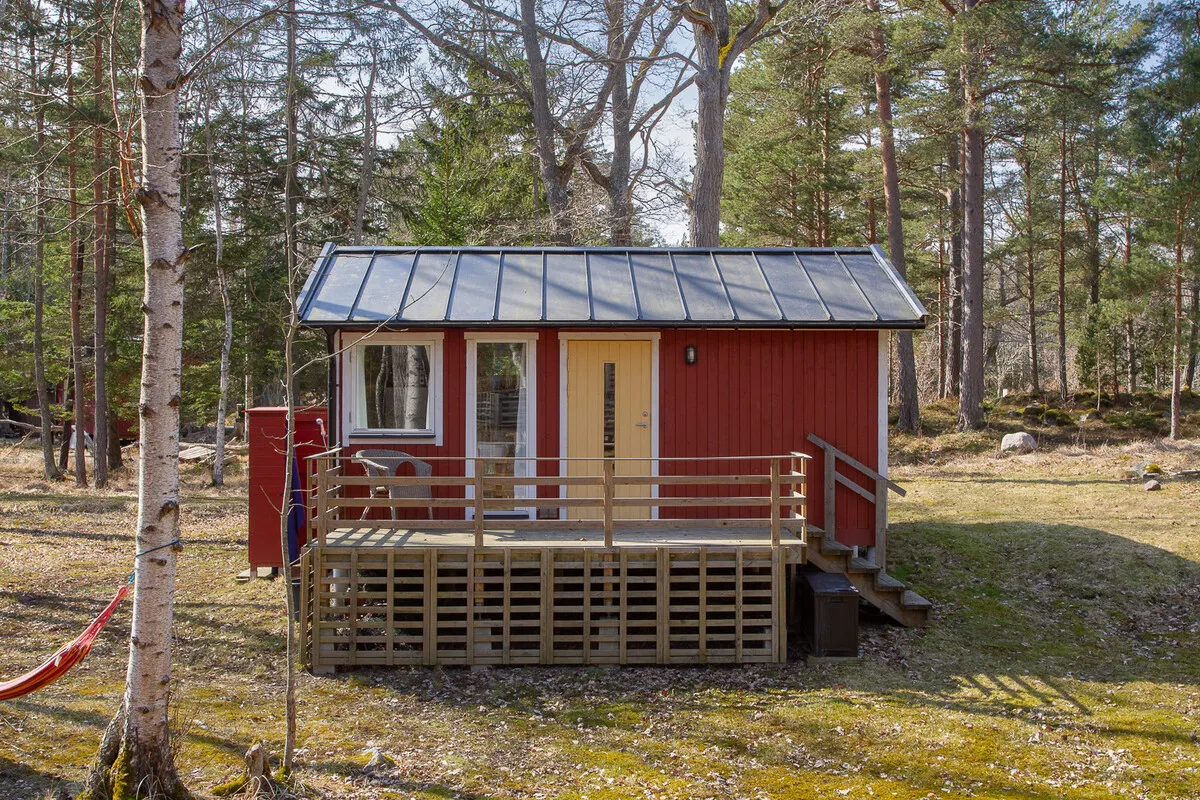 Swedish Island Retreat: 2-Bedroom Country House with Expansive Garden - View image 27 of 42