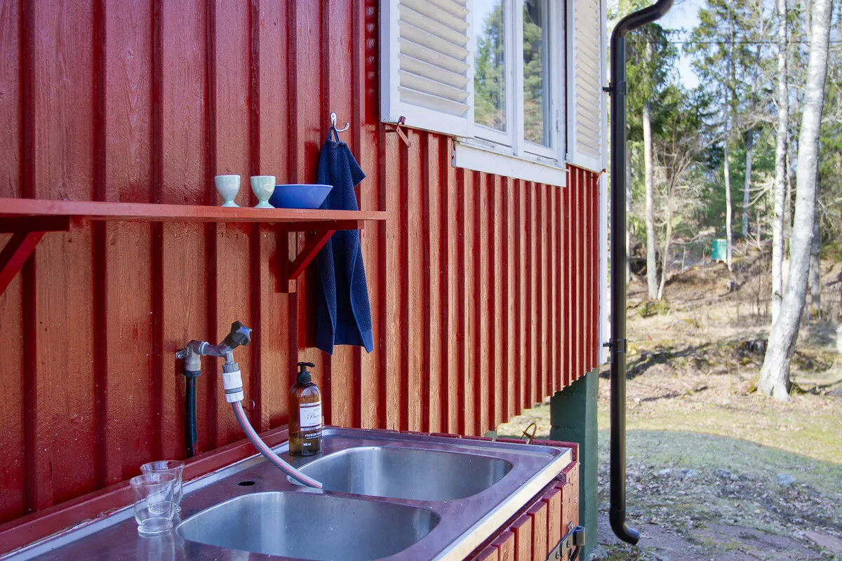 Swedish Island Retreat: 2-Bedroom Country House with Expansive Garden - View image 33 of 42