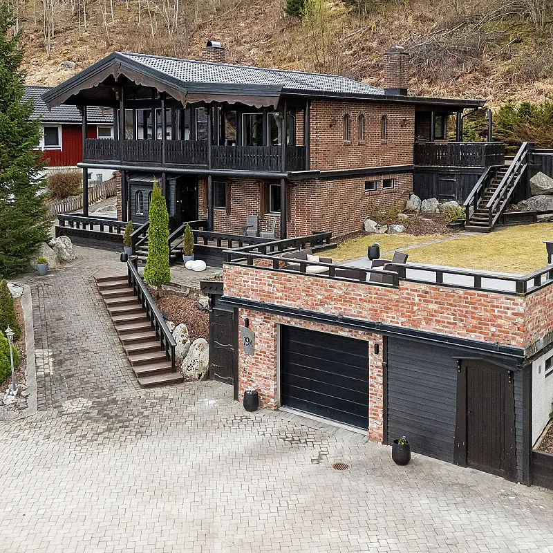 1980s 3-Bedroom House with Fjord Views and Expansive Terrace in Saksvik