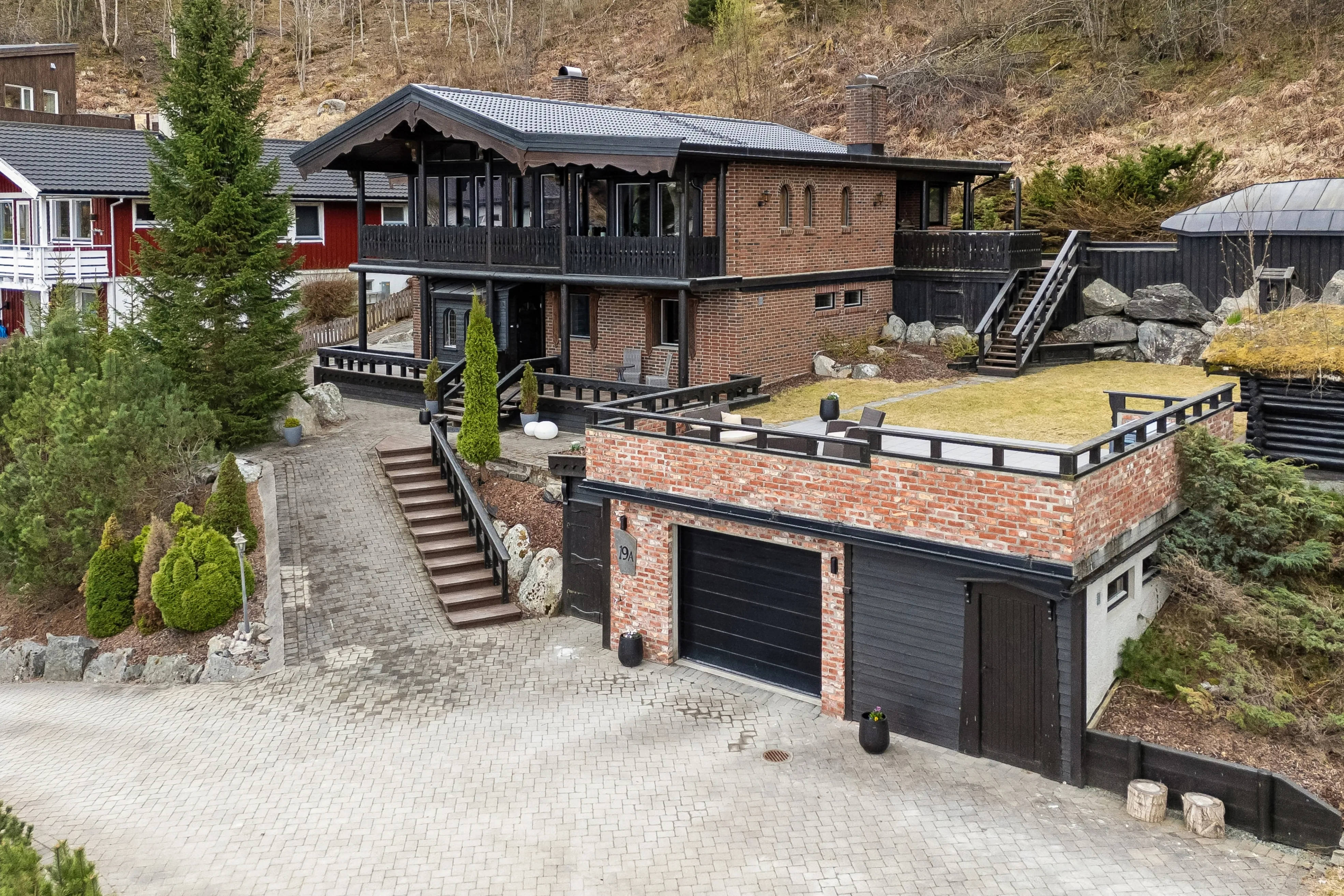 1980s 3-Bedroom House with Fjord Views and Expansive Terrace in Saksvik - Image 1