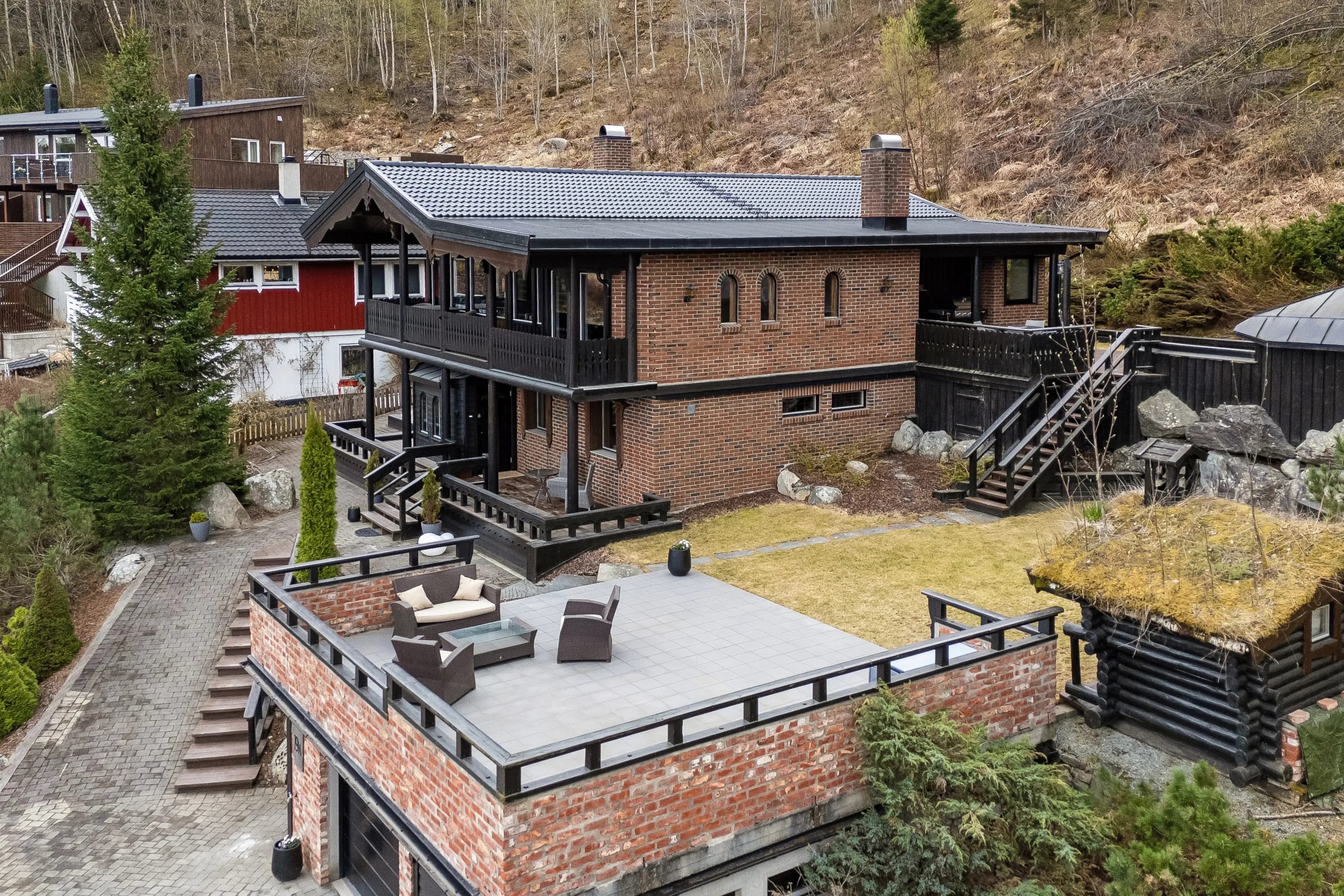 1980s 3-Bedroom House with Fjord Views and Expansive Terrace in Saksvik - Image 2