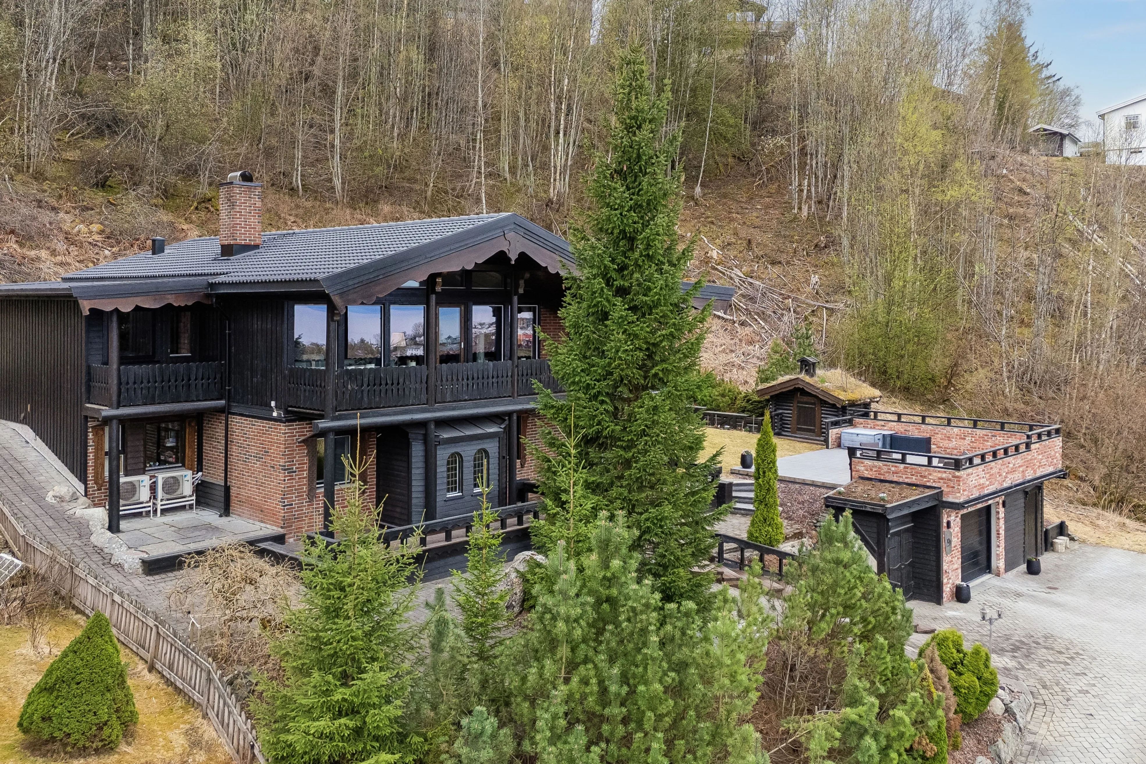 1980s 3-Bedroom House with Fjord Views and Expansive Terrace in Saksvik - Image 3