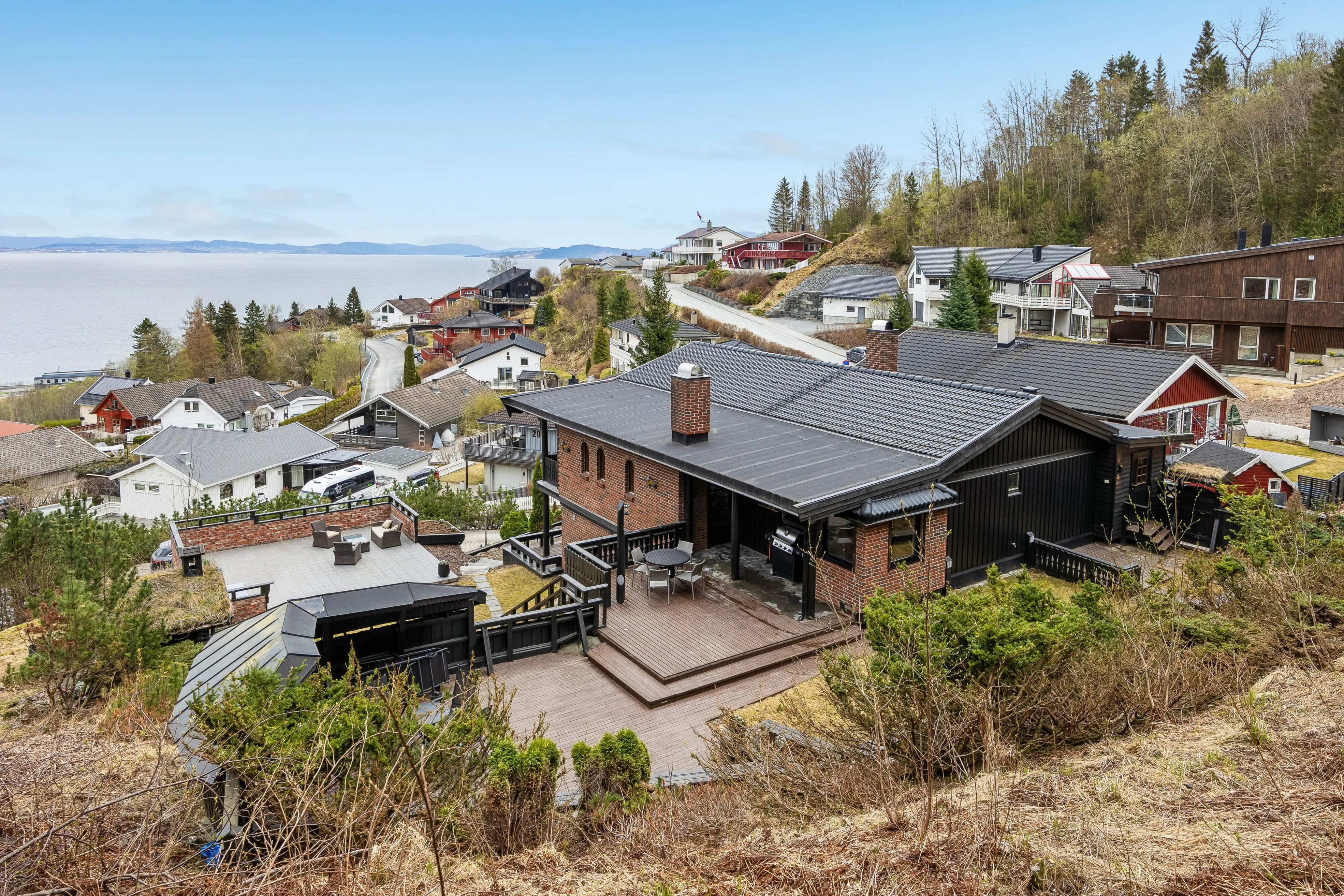 1980s 3-Bedroom House with Fjord Views and Expansive Terrace in Saksvik - Image 4