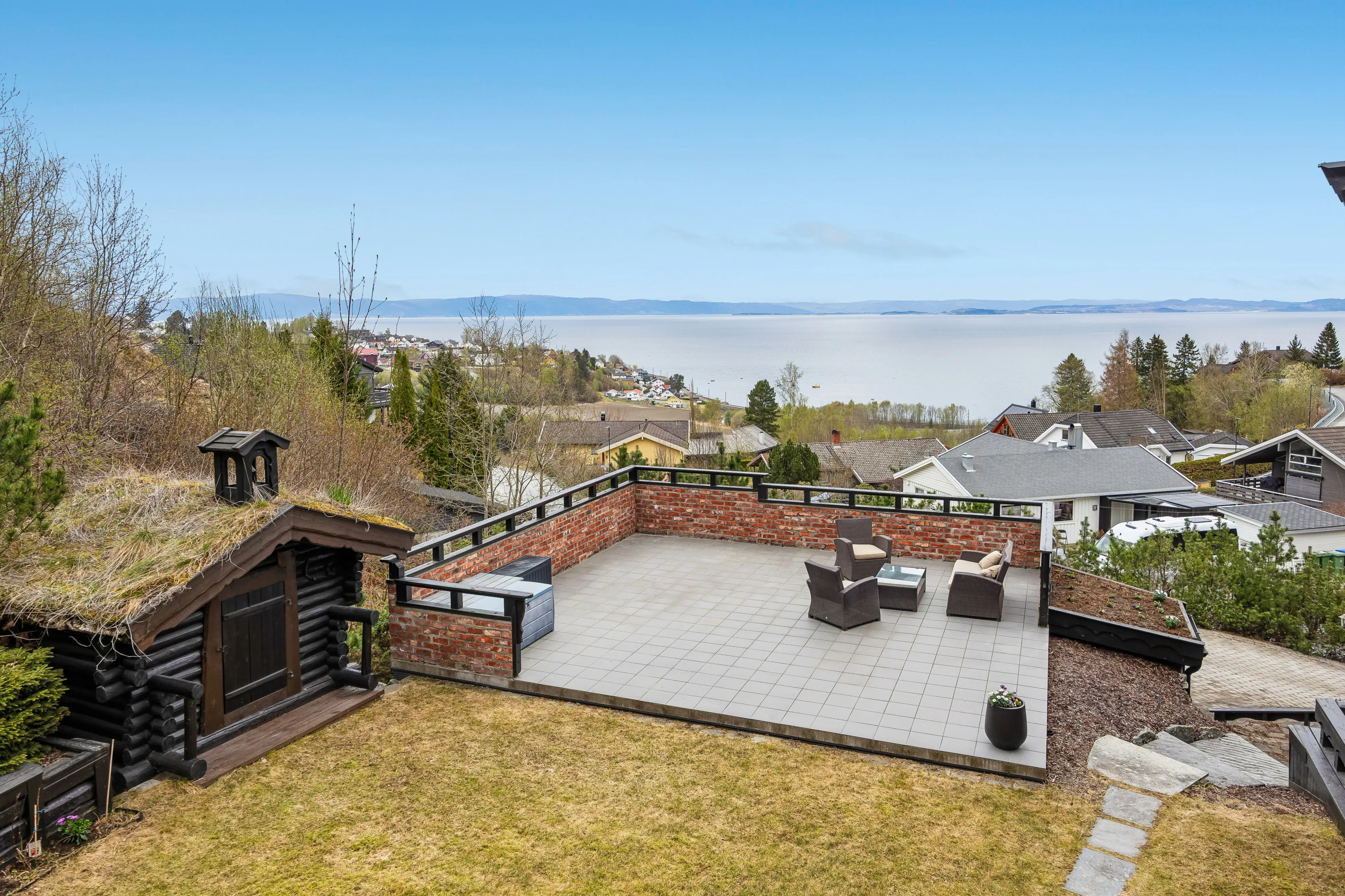 1980s 3-Bedroom House with Fjord Views and Expansive Terrace in Saksvik - Image 5