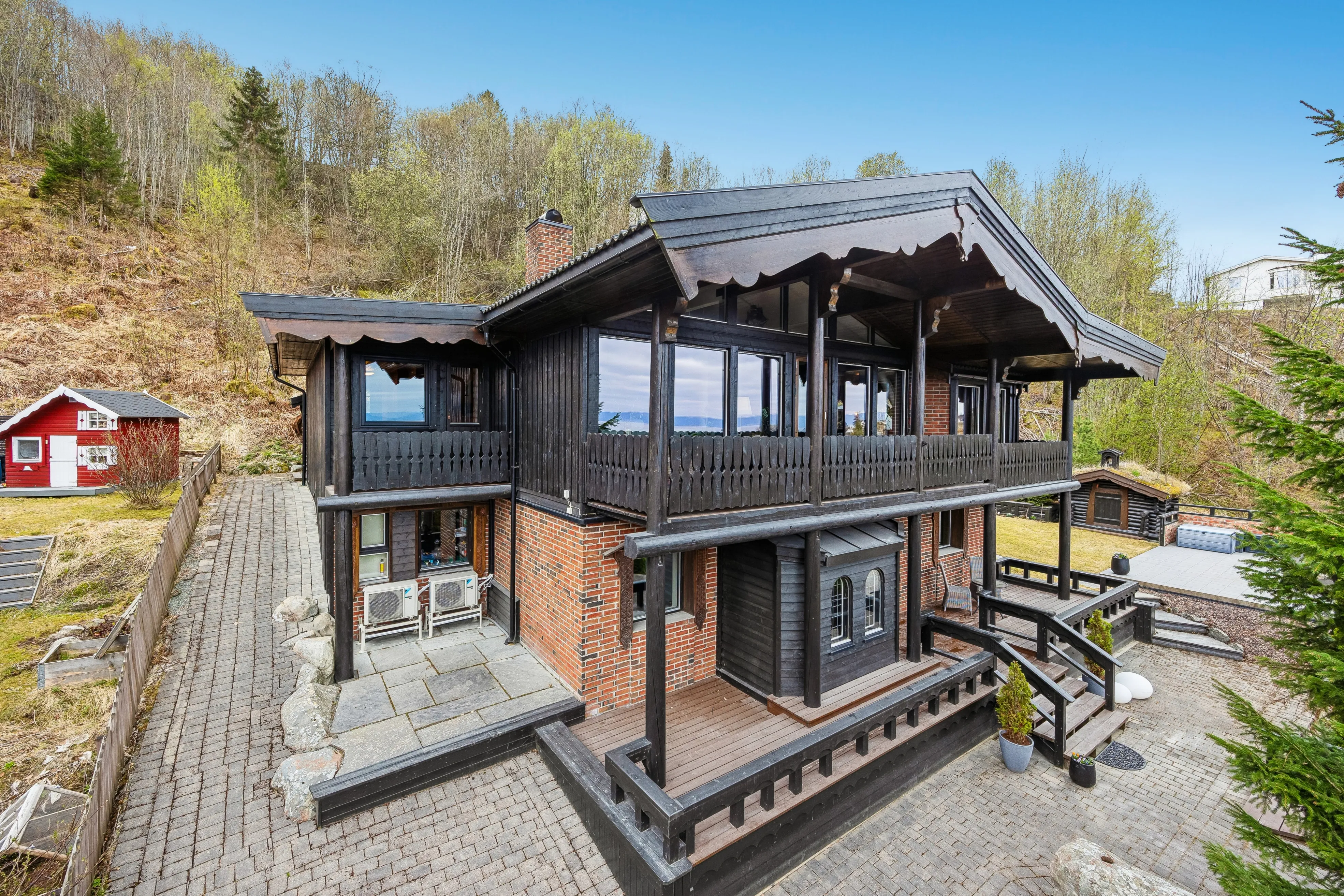 1980s 3-Bedroom House with Fjord Views and Expansive Terrace in Saksvik - View image 6 of 41