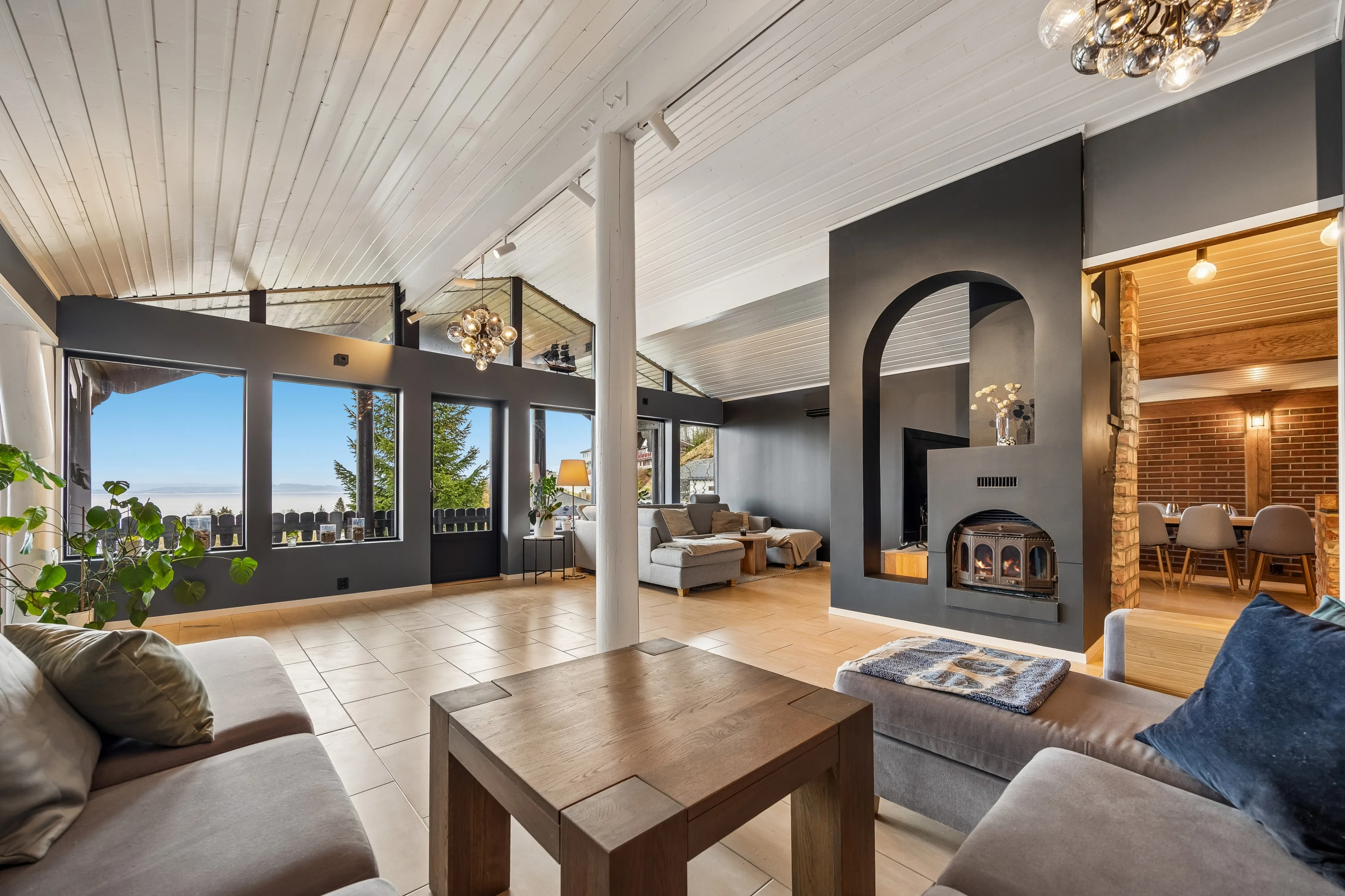 1980s 3-Bedroom House with Fjord Views and Expansive Terrace in Saksvik - View image 10 of 41