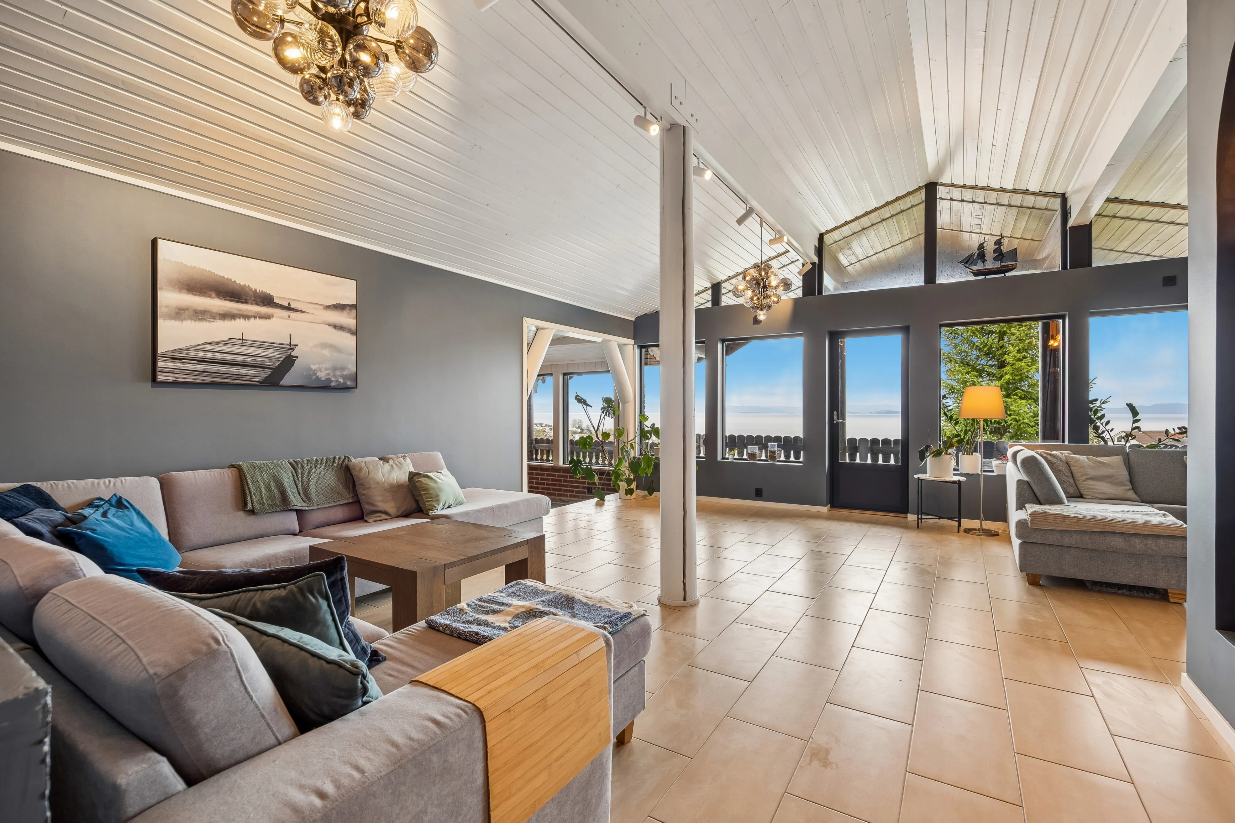 1980s 3-Bedroom House with Fjord Views and Expansive Terrace in Saksvik - View image 11 of 41