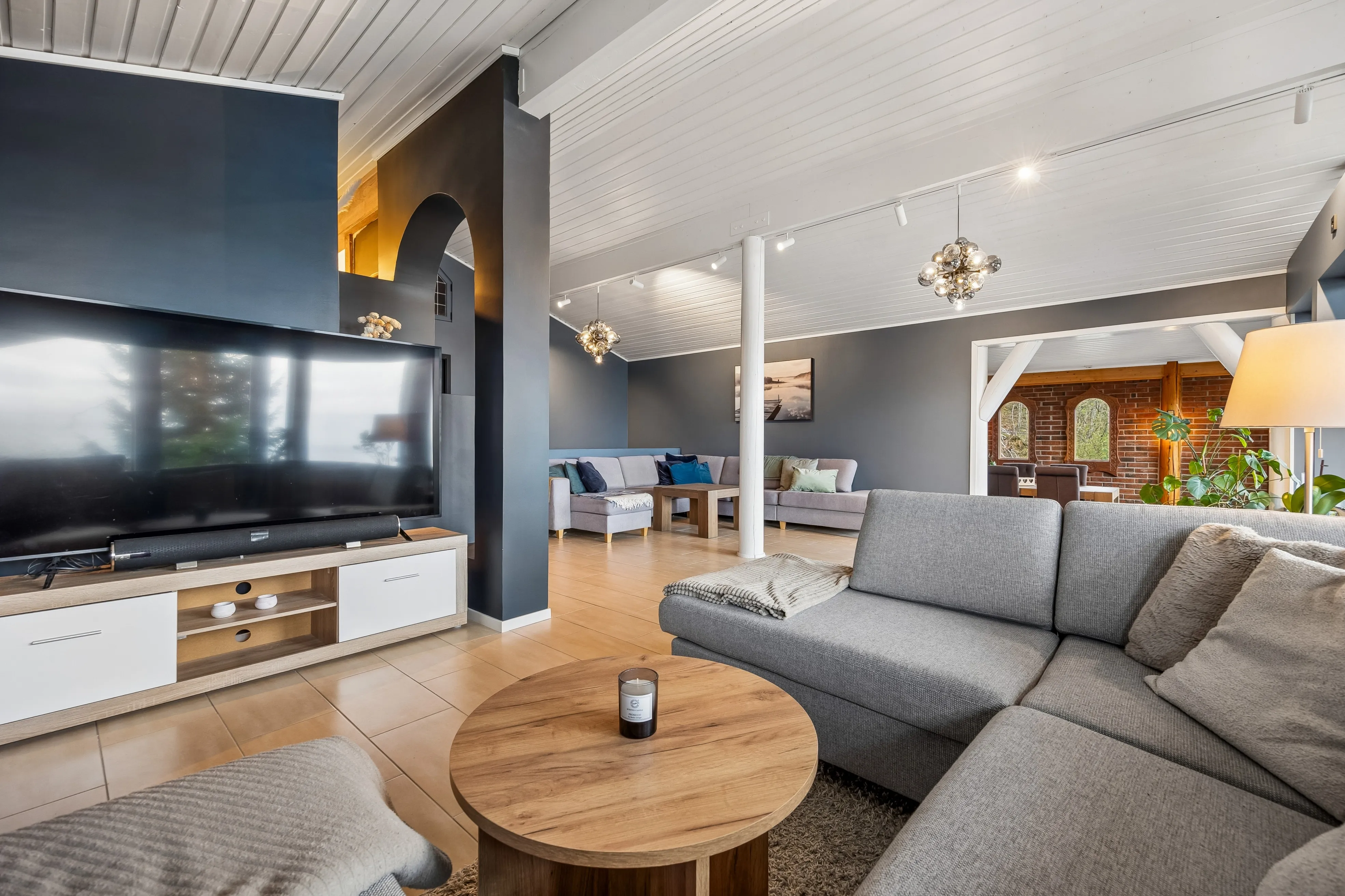 1980s 3-Bedroom House with Fjord Views and Expansive Terrace in Saksvik - View image 12 of 41