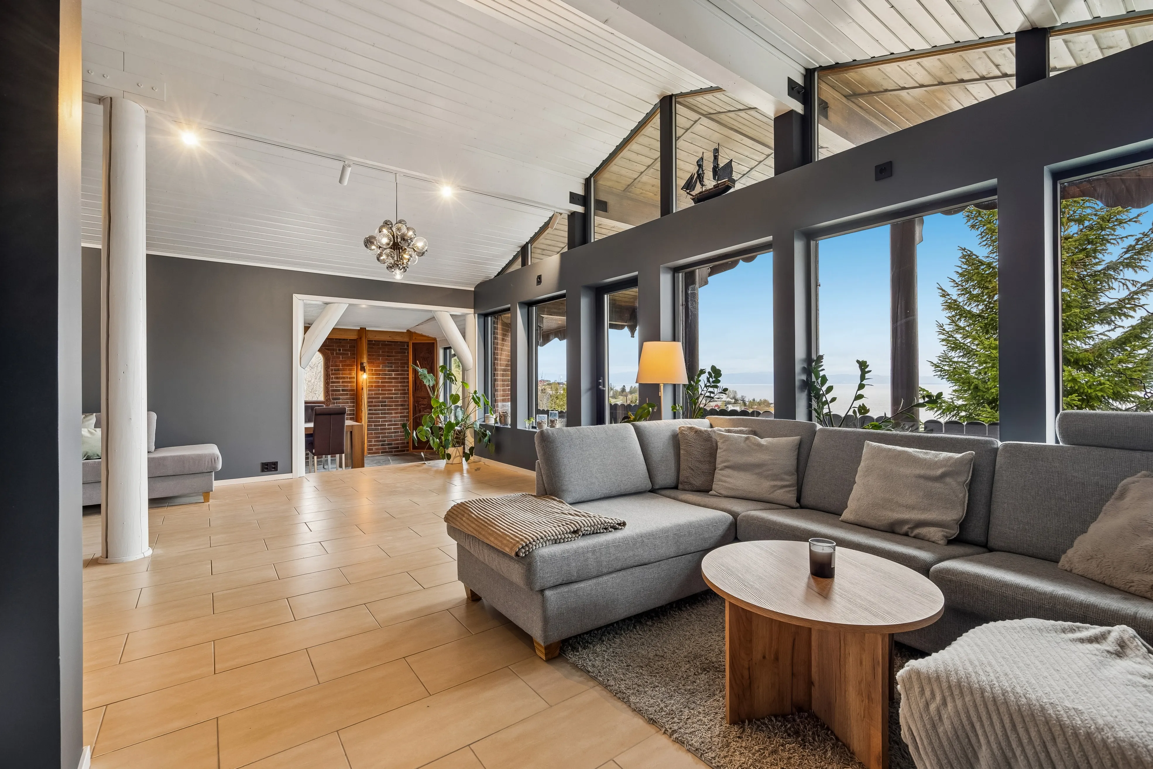 1980s 3-Bedroom House with Fjord Views and Expansive Terrace in Saksvik - View image 13 of 41