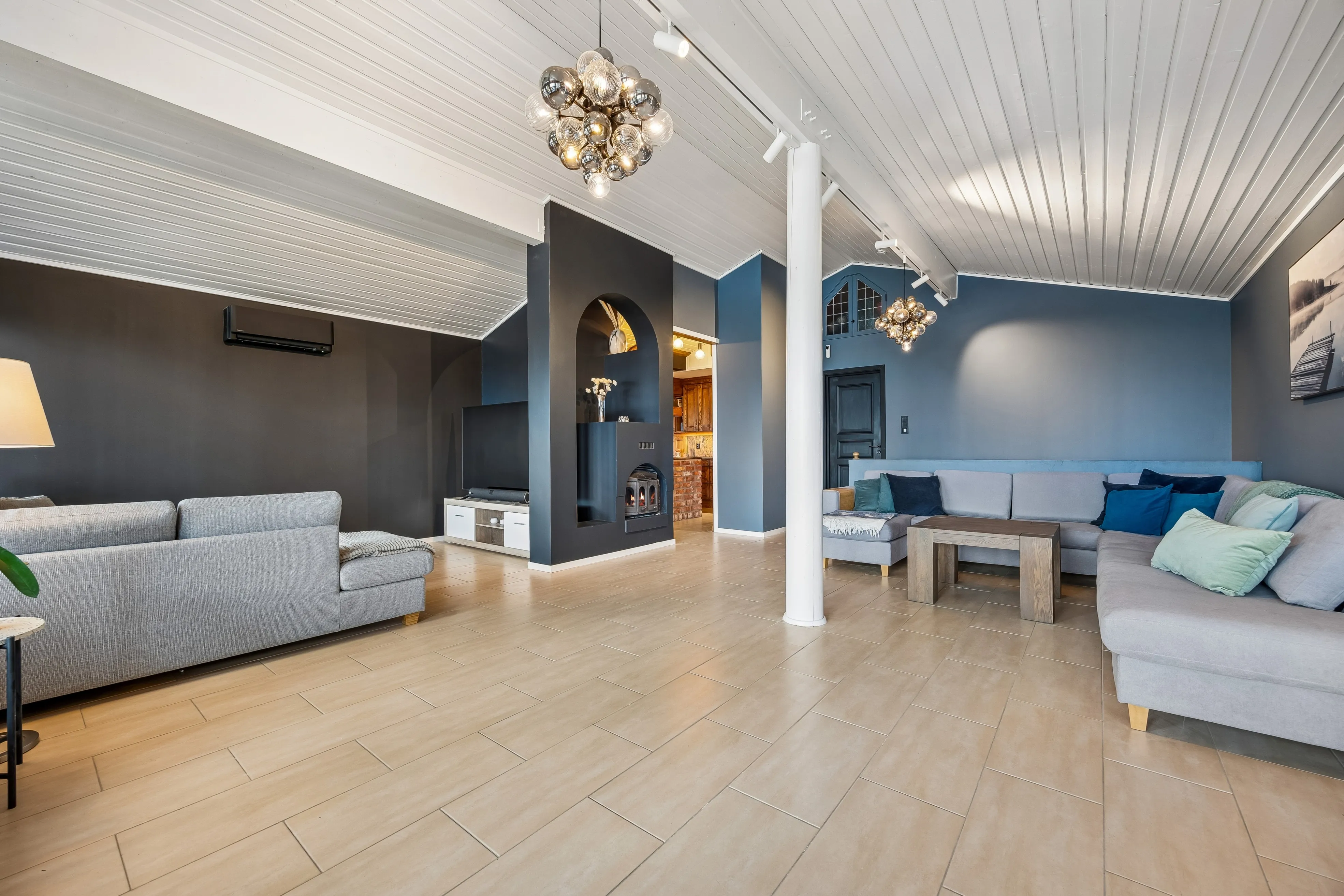 1980s 3-Bedroom House with Fjord Views and Expansive Terrace in Saksvik - View image 14 of 41