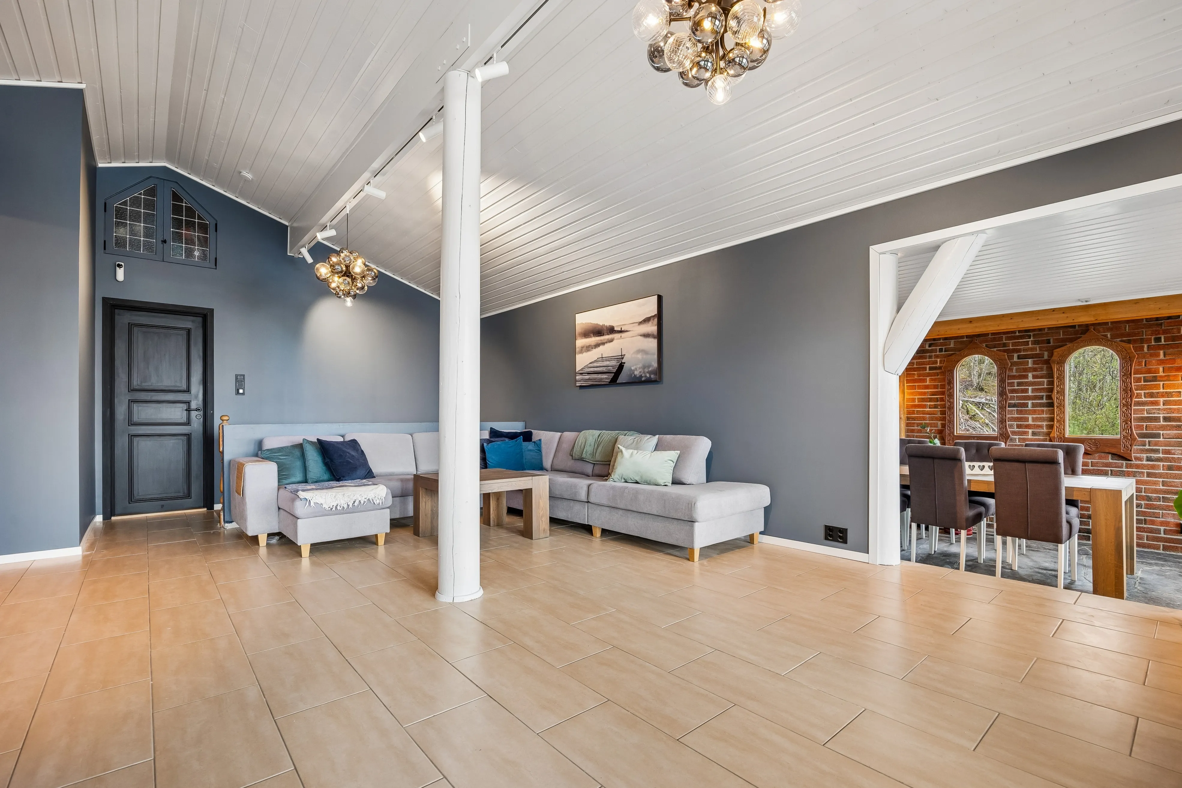 1980s 3-Bedroom House with Fjord Views and Expansive Terrace in Saksvik - View image 15 of 41