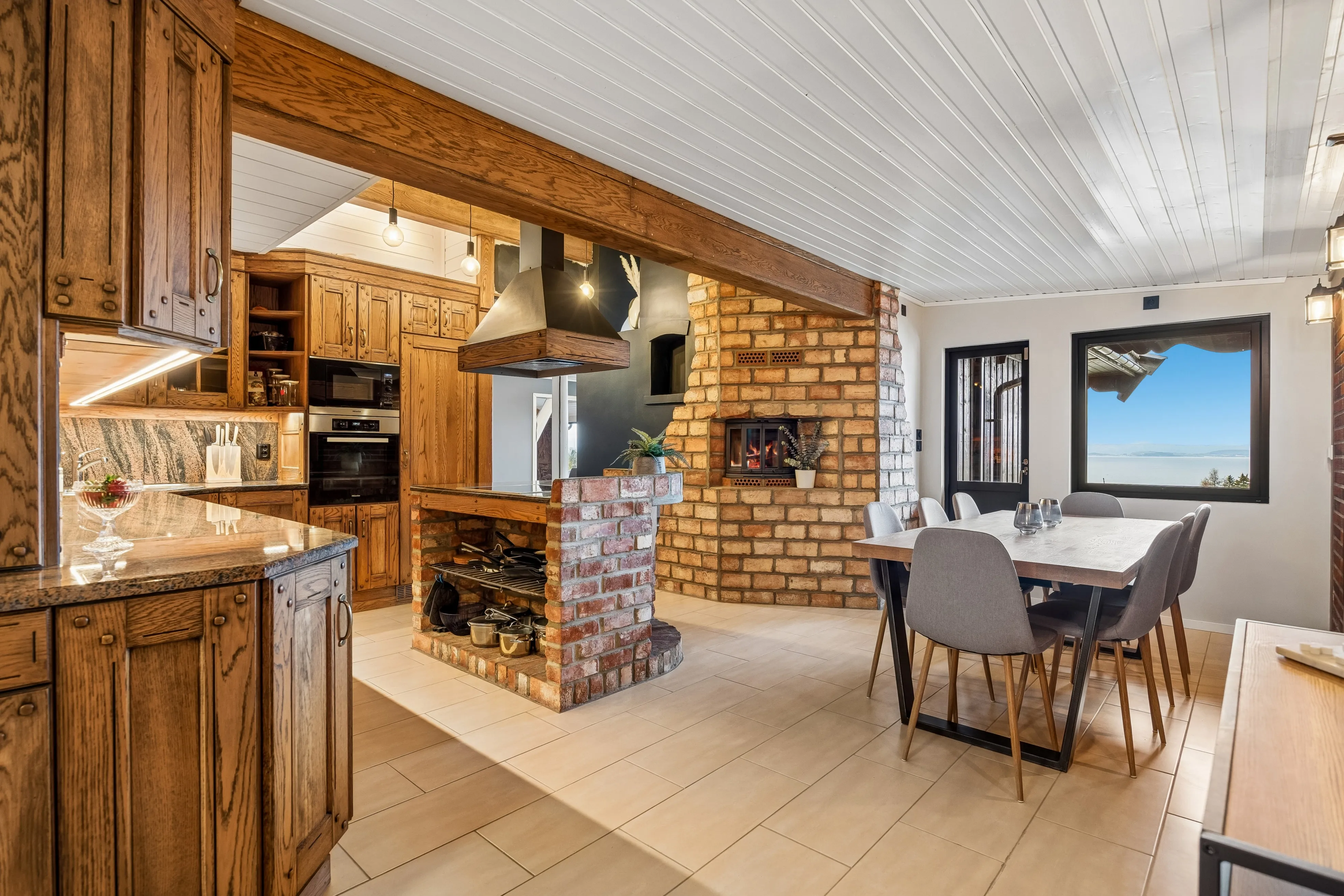 1980s 3-Bedroom House with Fjord Views and Expansive Terrace in Saksvik - View image 16 of 41