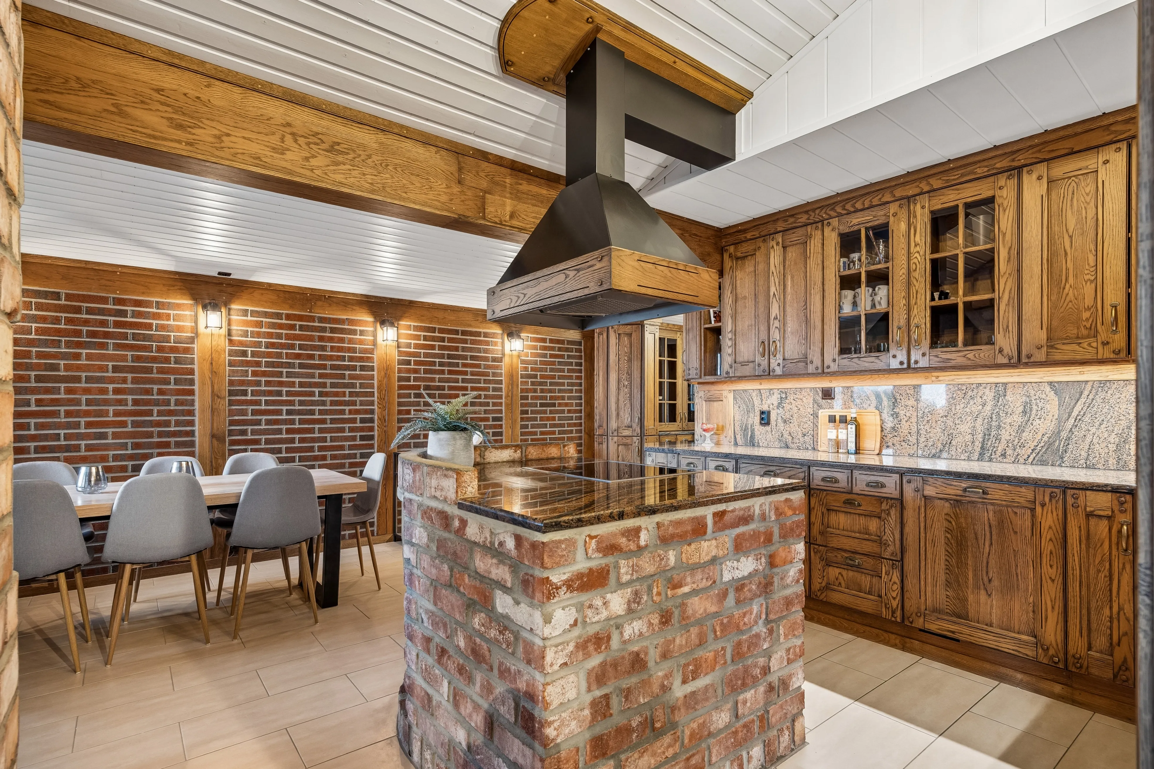 1980s 3-Bedroom House with Fjord Views and Expansive Terrace in Saksvik - View image 17 of 41