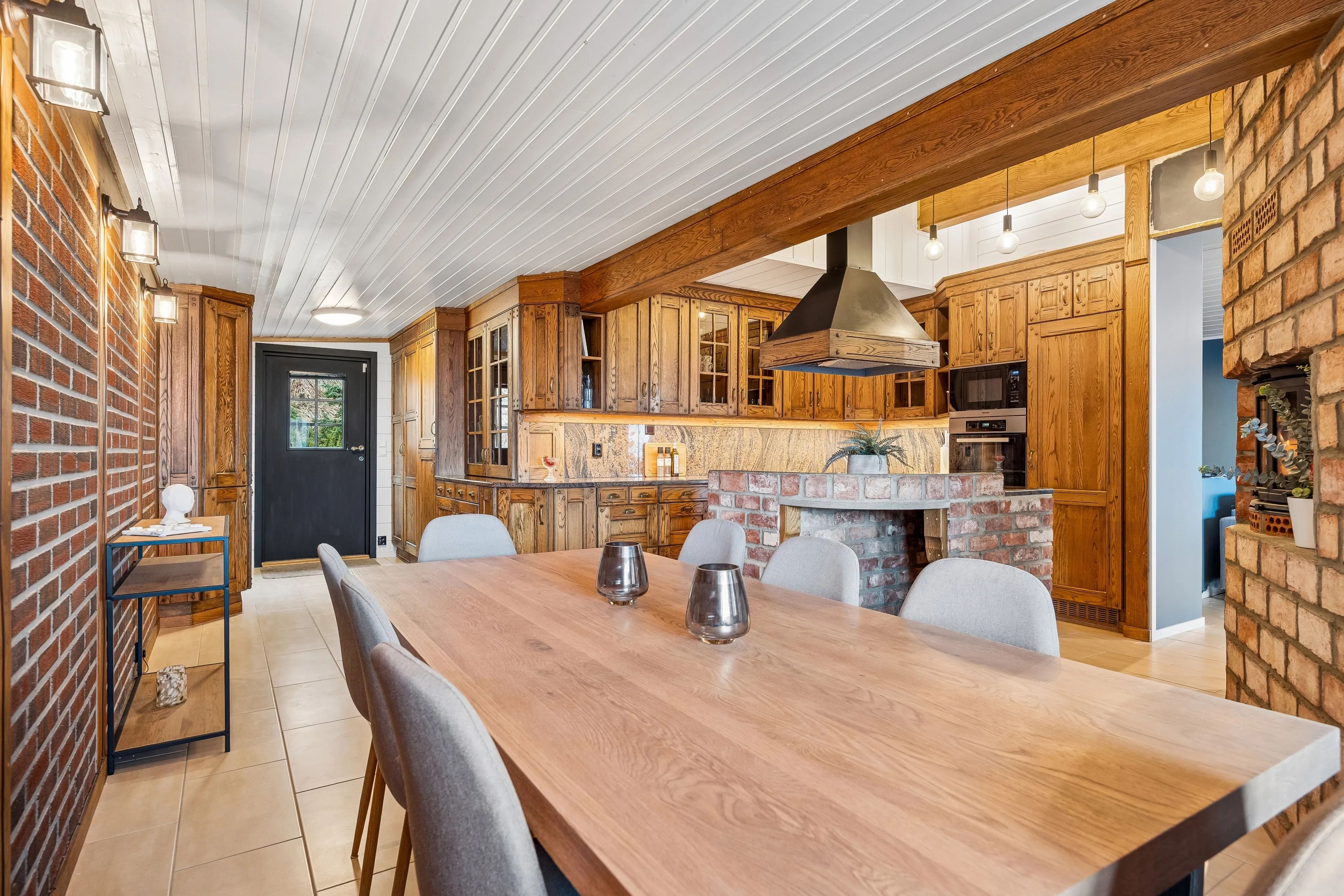 1980s 3-Bedroom House with Fjord Views and Expansive Terrace in Saksvik - View image 18 of 41