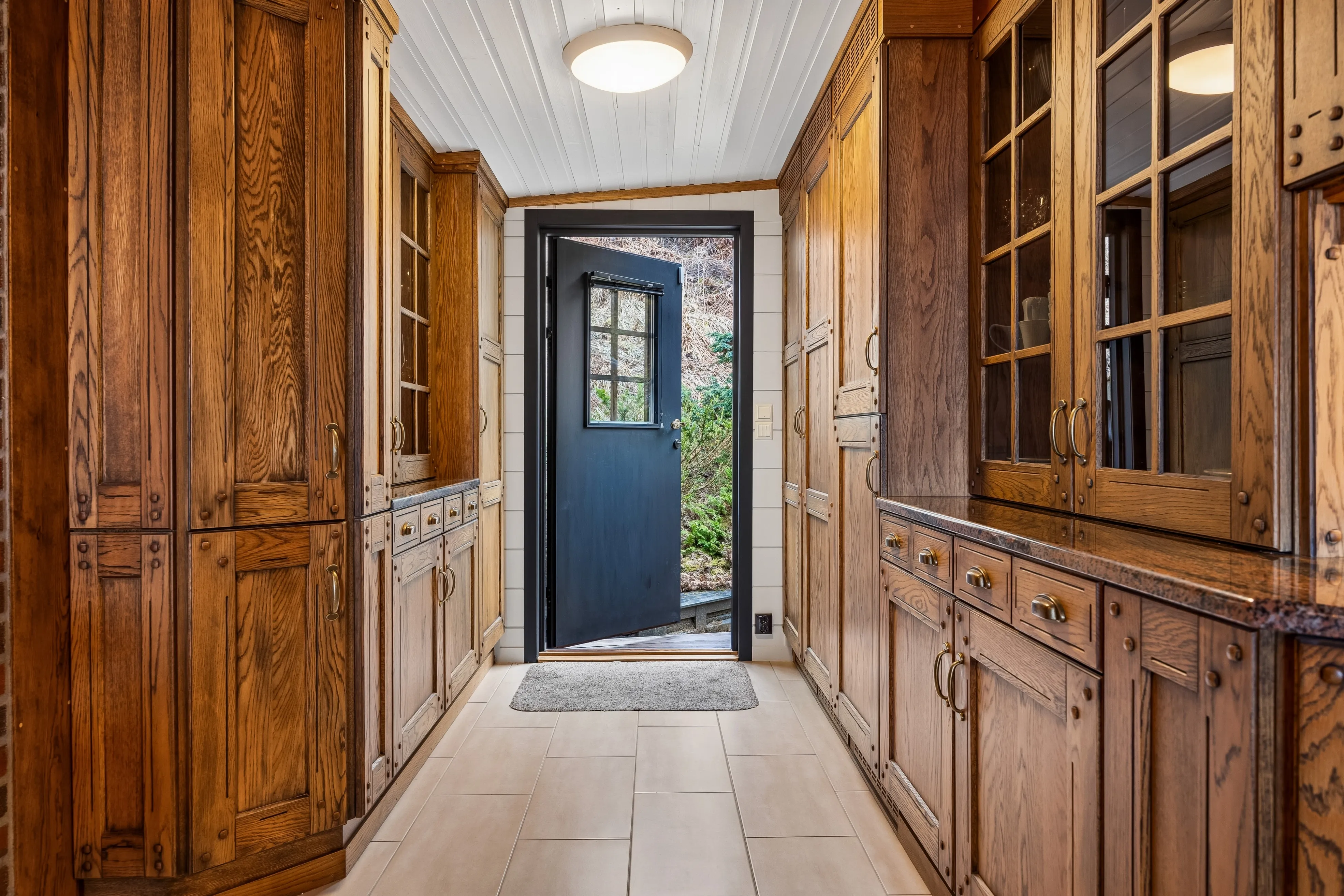 1980s 3-Bedroom House with Fjord Views and Expansive Terrace in Saksvik - View image 19 of 41