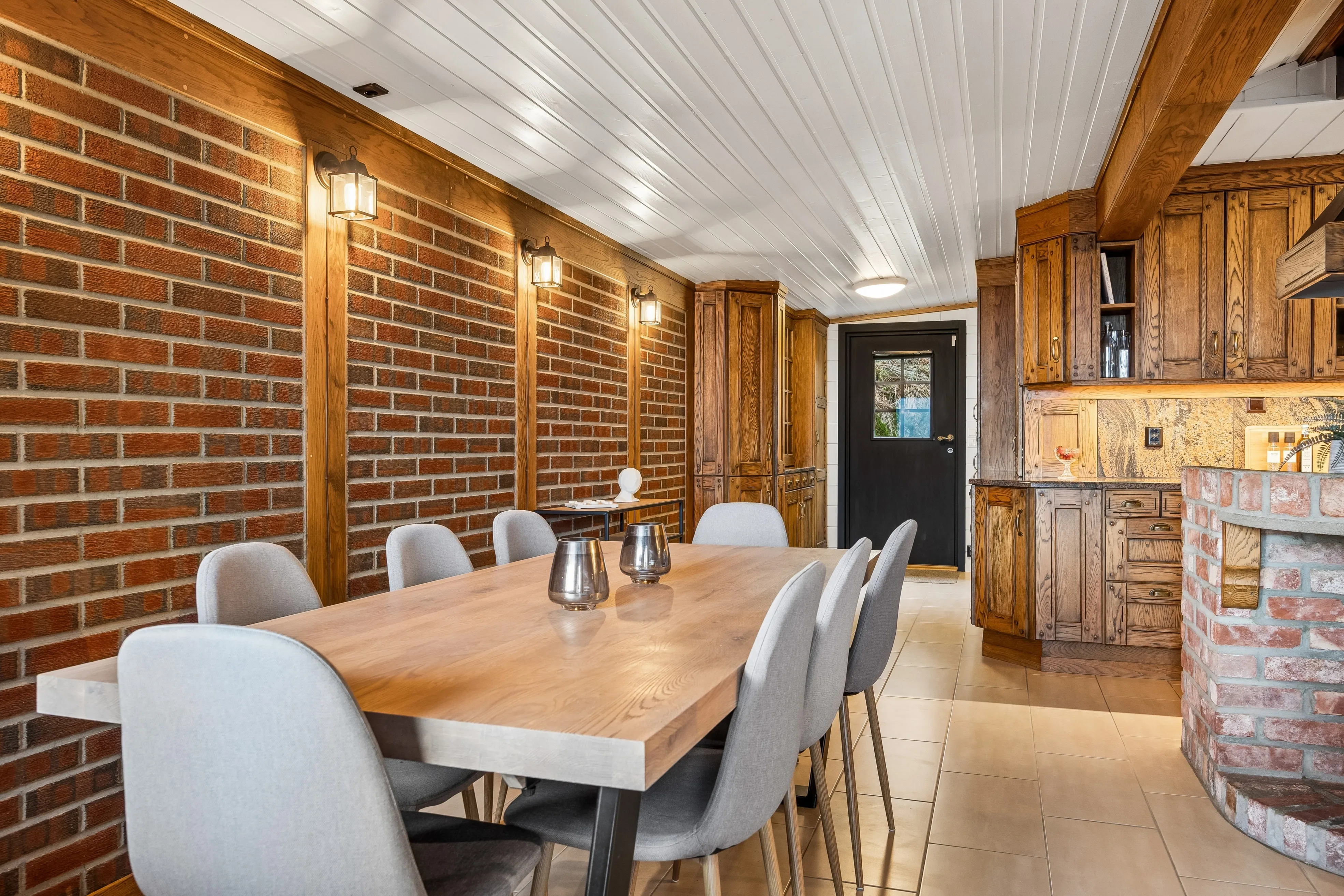 1980s 3-Bedroom House with Fjord Views and Expansive Terrace in Saksvik - View image 21 of 41