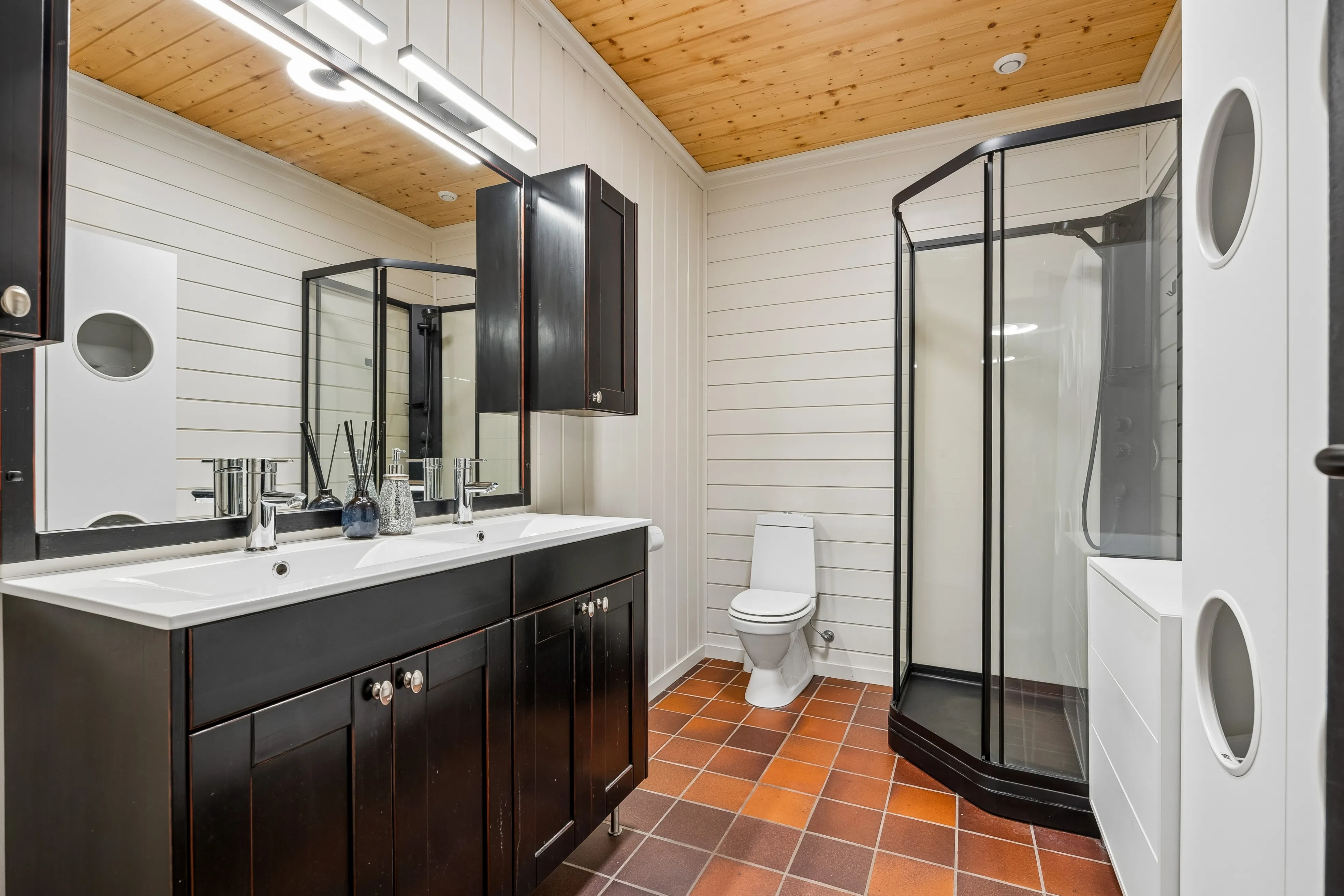 1980s 3-Bedroom House with Fjord Views and Expansive Terrace in Saksvik - View image 24 of 41