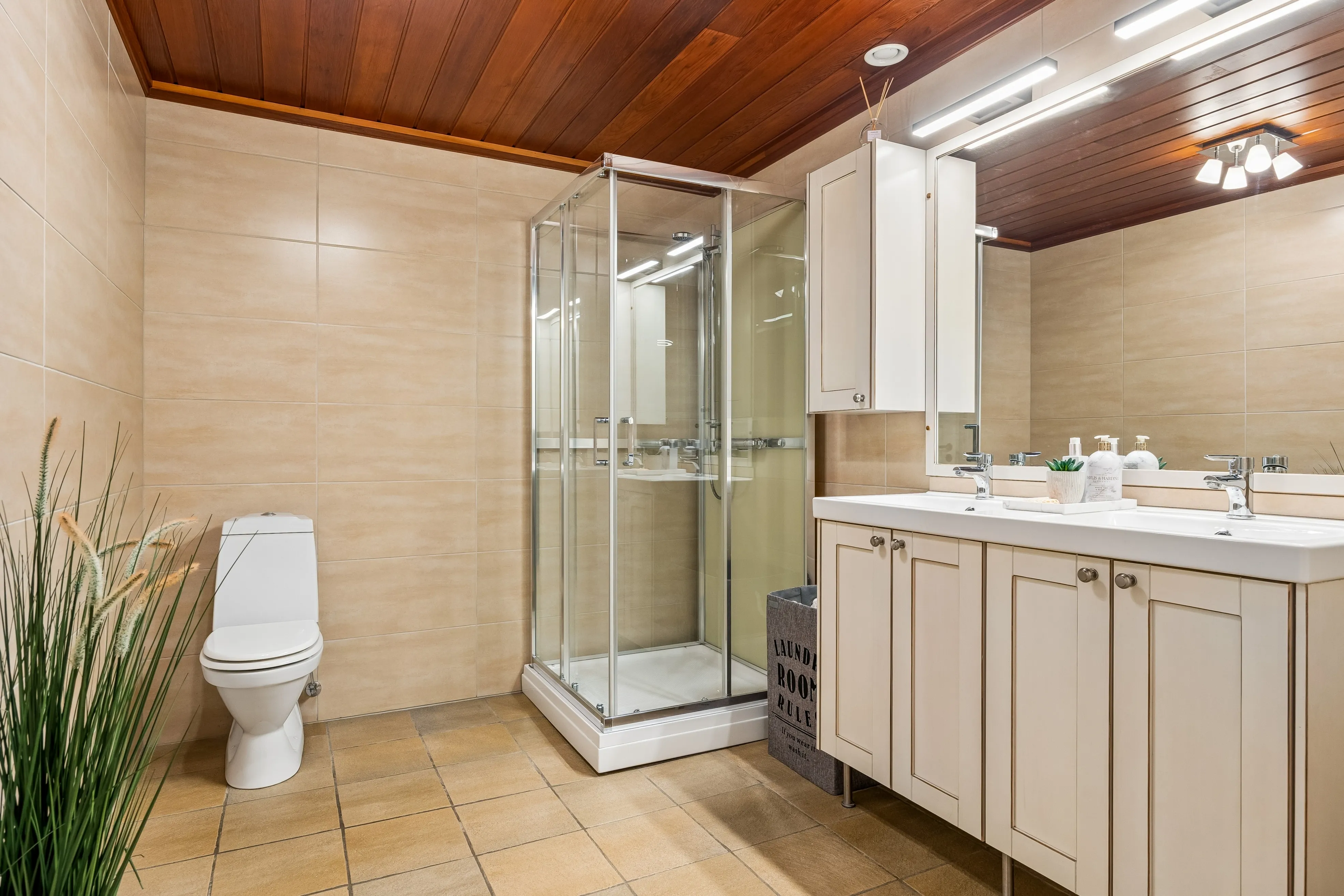 1980s 3-Bedroom House with Fjord Views and Expansive Terrace in Saksvik - View image 25 of 41